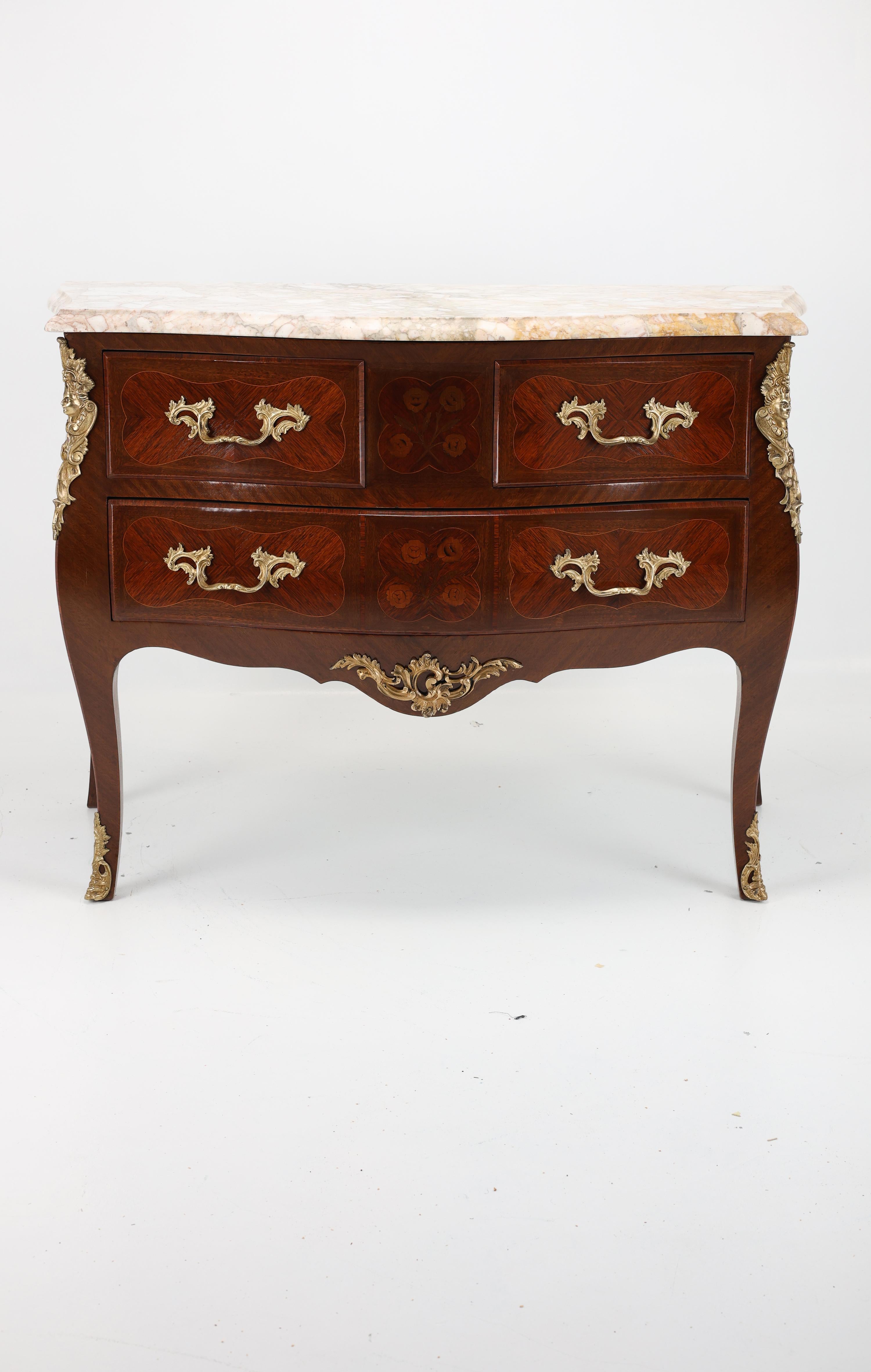 Ancienne commode française de style Louis XV avec dessus en marbre jaune de Sienne
France, 1900

Ajoutez une touche d'élégance intemporelle à votre intérieur avec cette exquise commode française Napoléon III. Fabriquée de manière experte à partir de