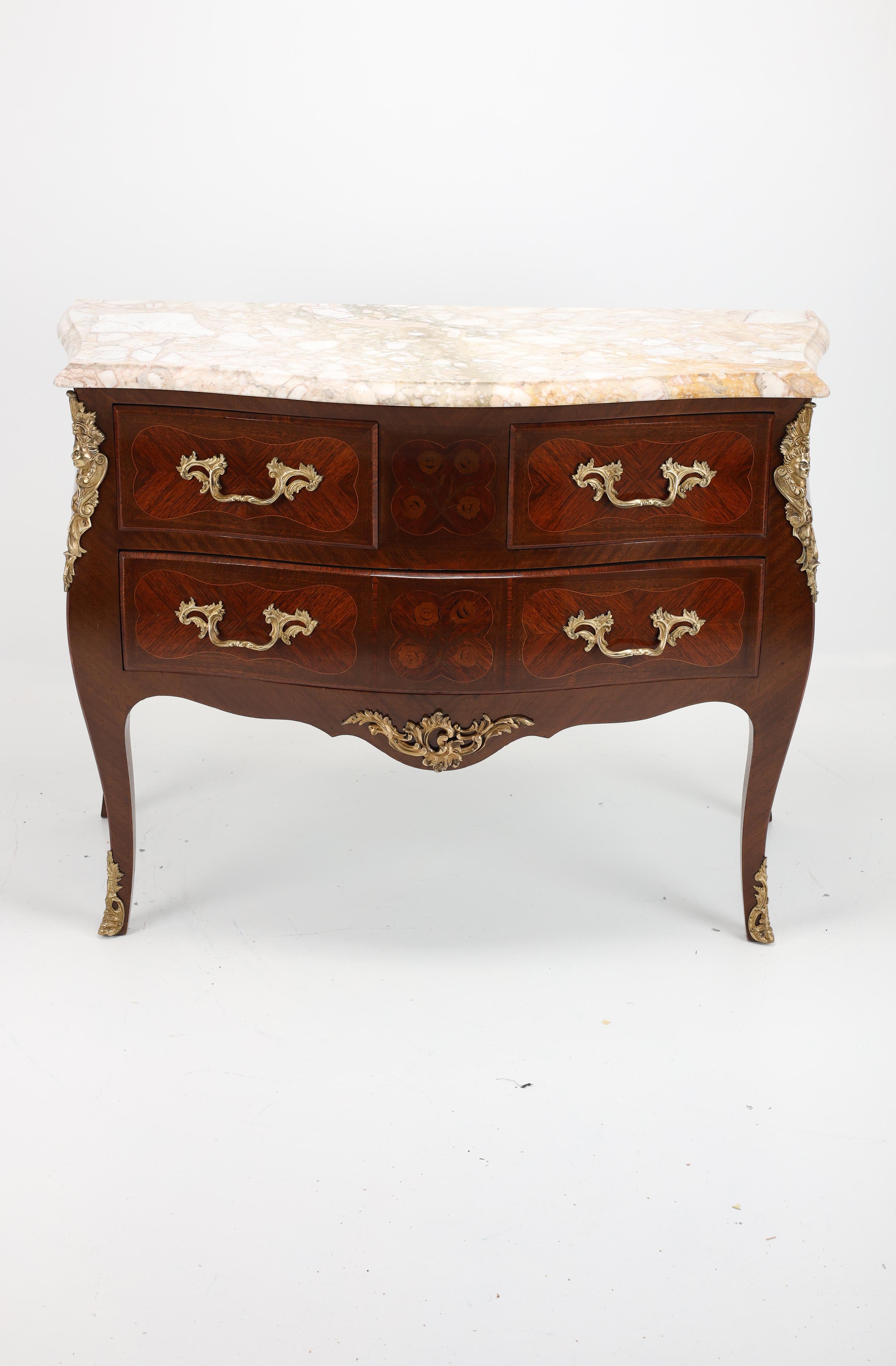 Français Ancienne commode française de style Louis XV en vente