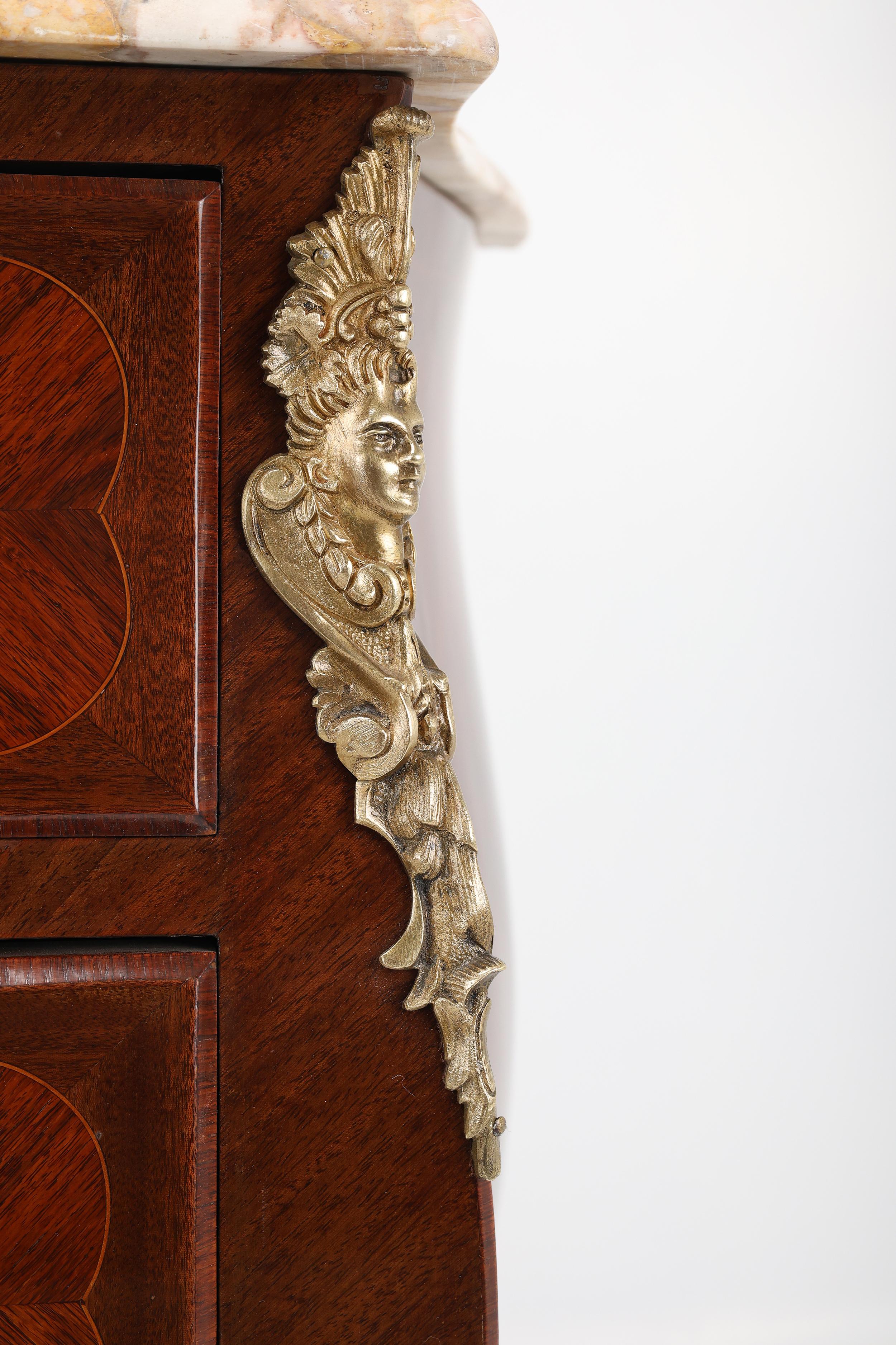 20ième siècle Ancienne commode française de style Louis XV en vente