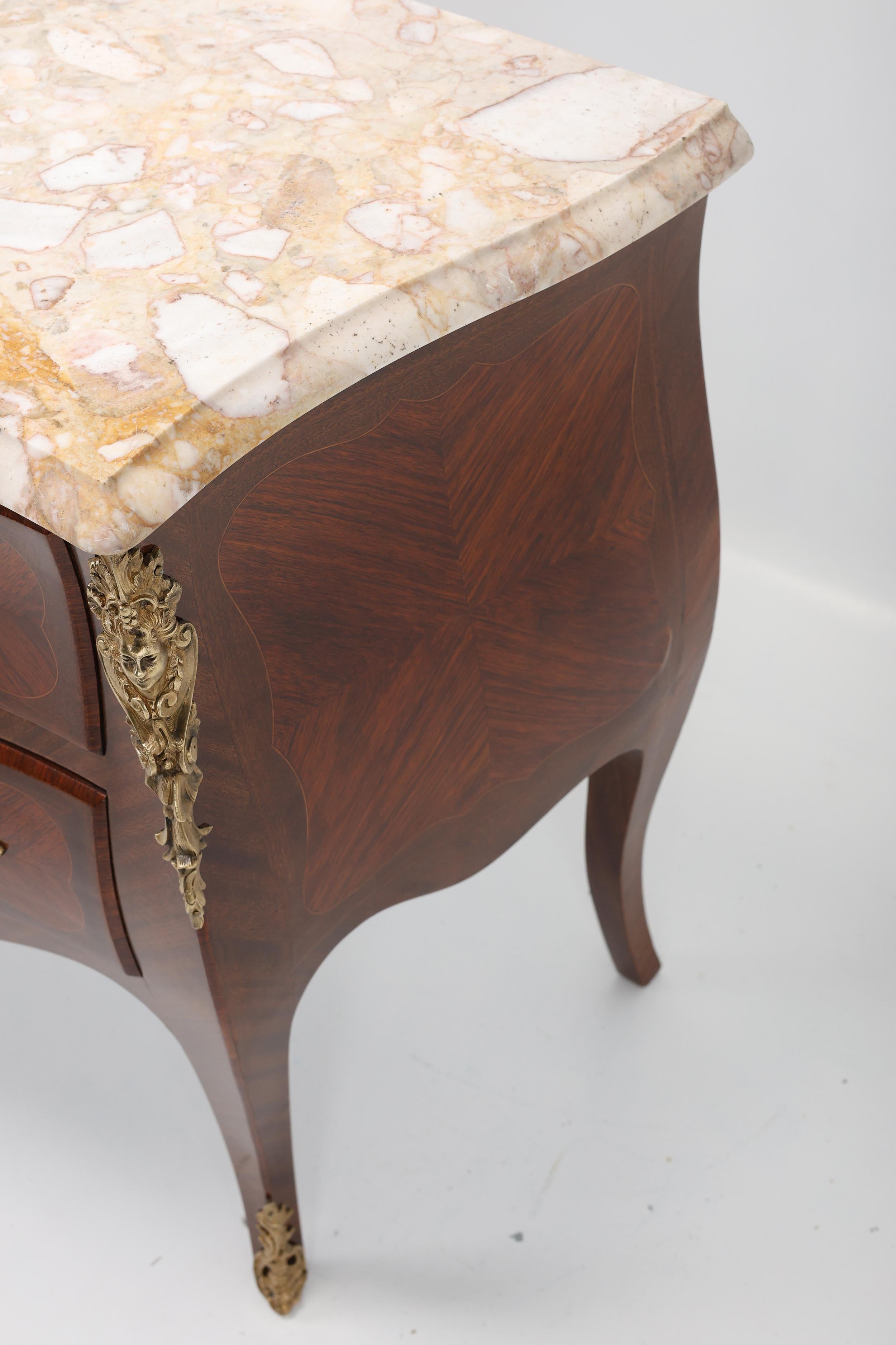 Ancienne commode française de style Louis XV en vente 2
