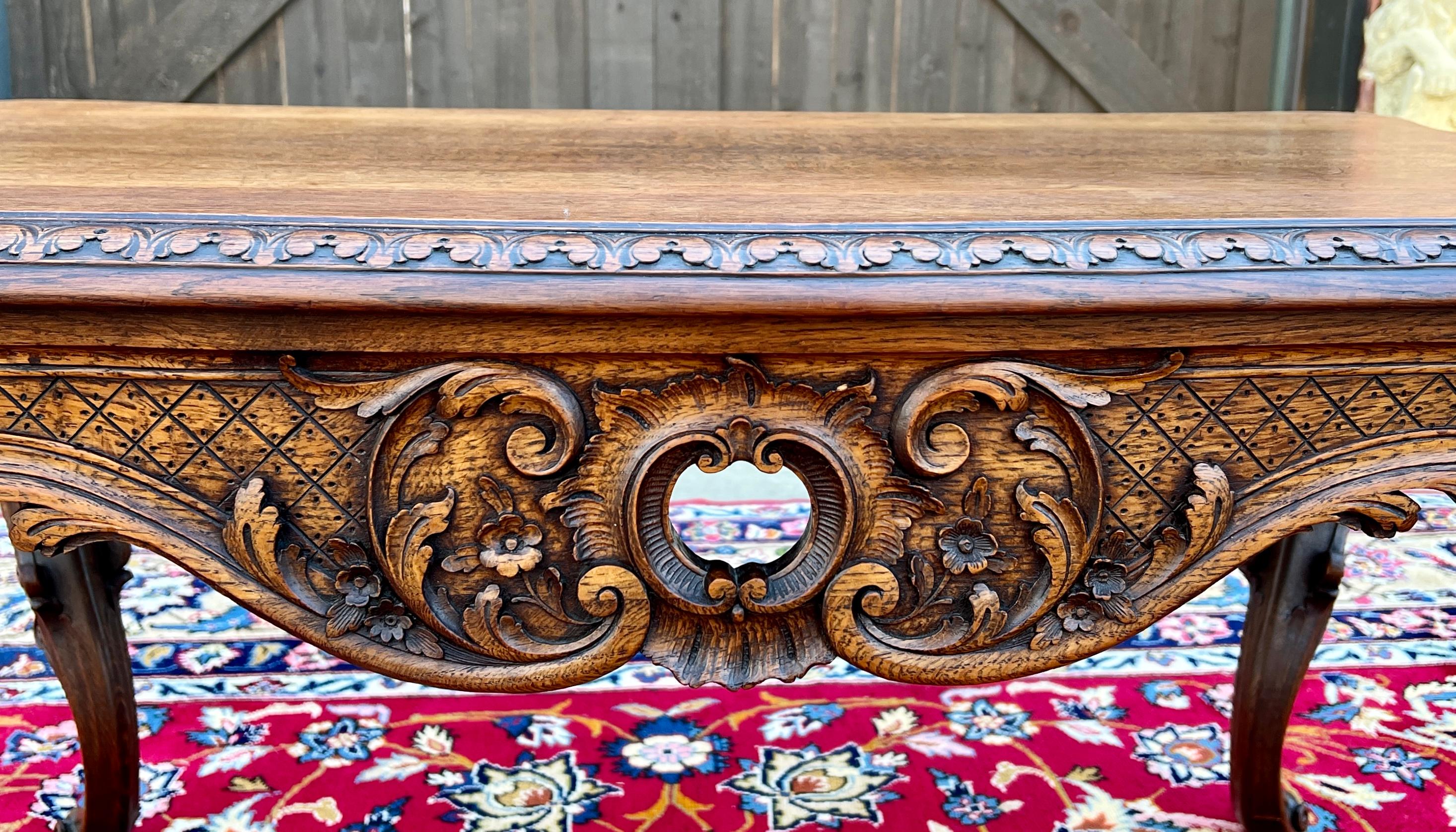 Antique French Louis XV Style Coffee Table Bench Honey Oak Altamente Tallado en venta 6