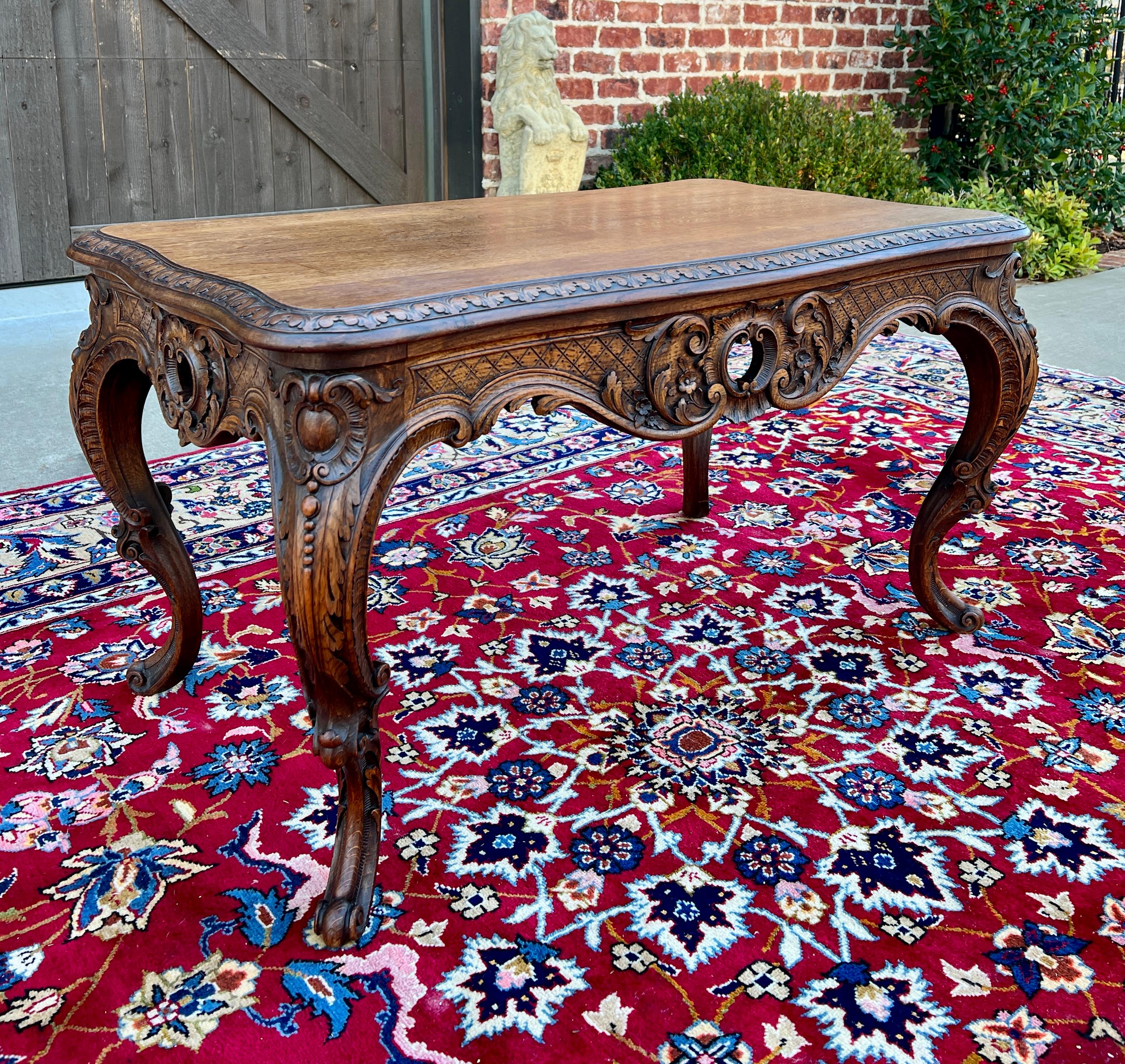 Antique French Louis XV Style Coffee Table Bench Honey Oak Altamente Tallado en venta 8