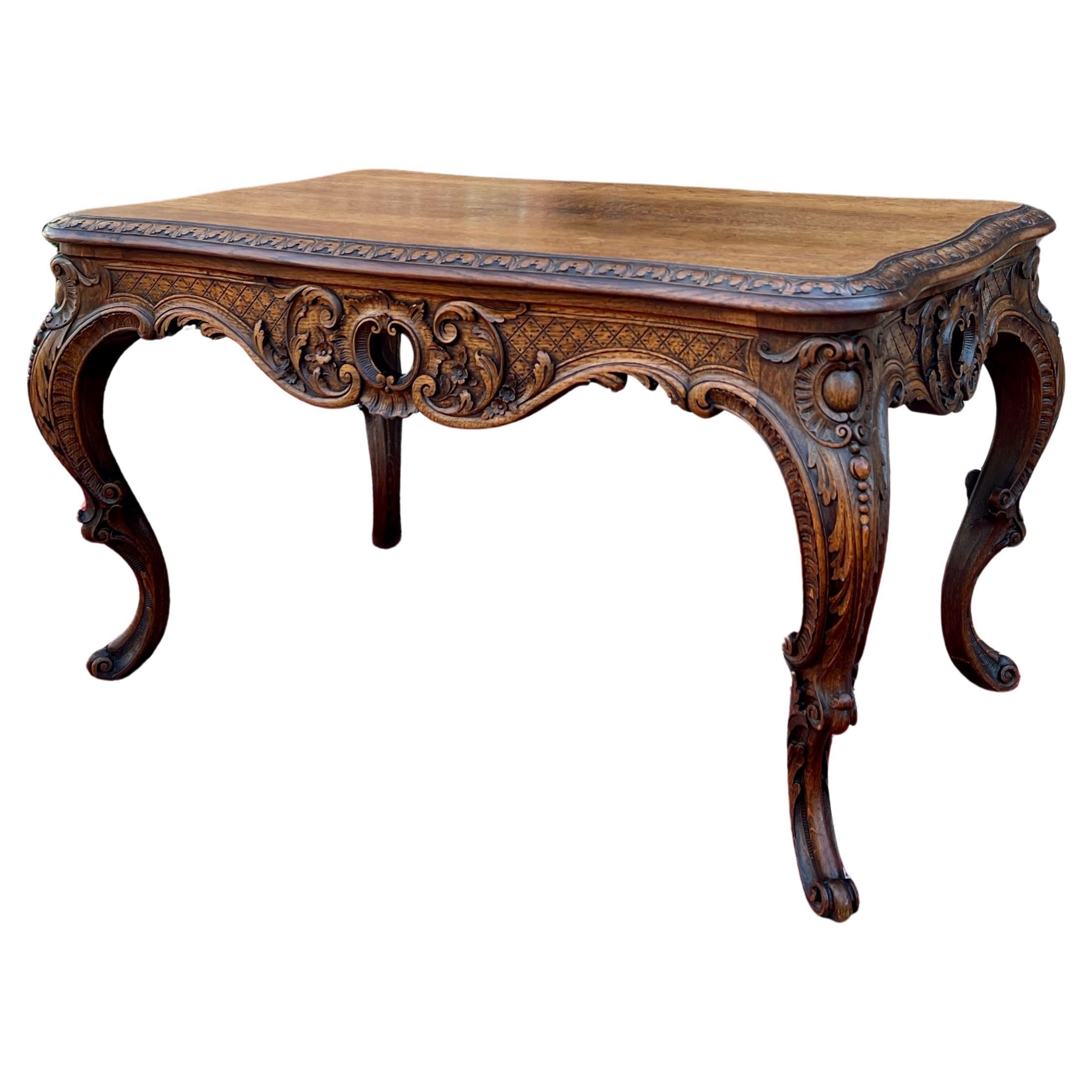 Ancienne table basse française de style Louis XV, banc en chêne Honey très sculpté