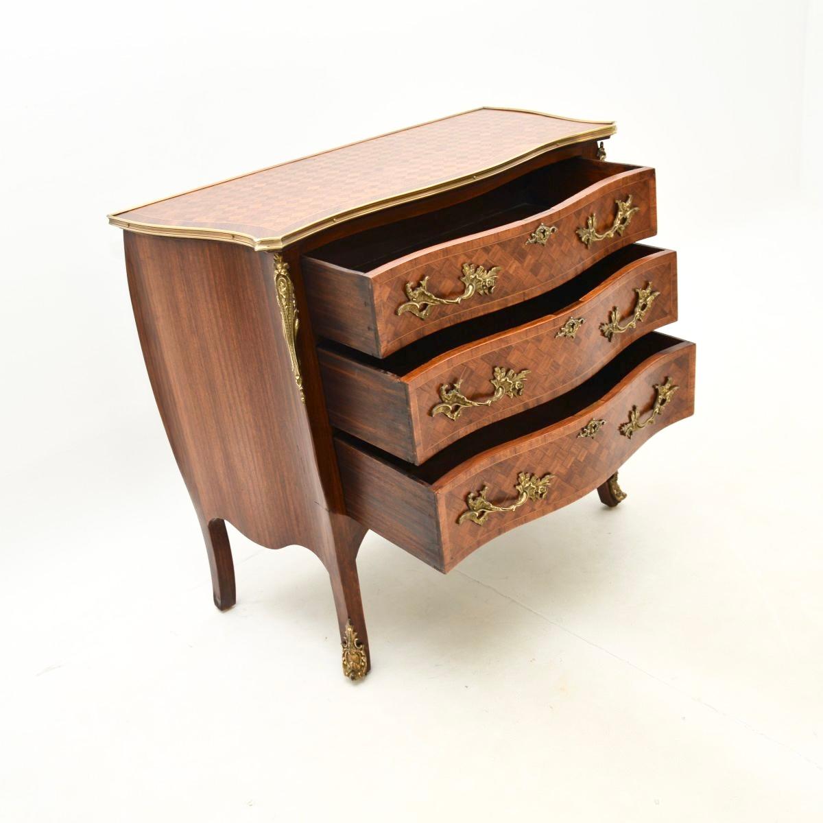 Una splendida commode francese d'epoca, risalente al periodo 1910-1920 circa.

Questo prodotto è di qualità eccezionale, è di dimensioni deliziose e utili. Ci sono favolosi motivi geometrici intarsiati sul top e sui frontali dei cassetti, con