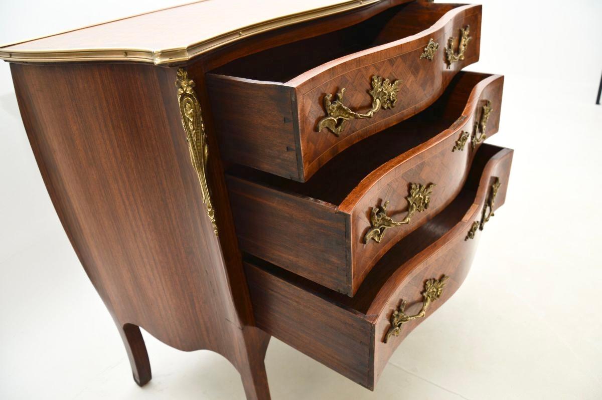 Francese Antique French Commode in stile Luigi XV in vendita