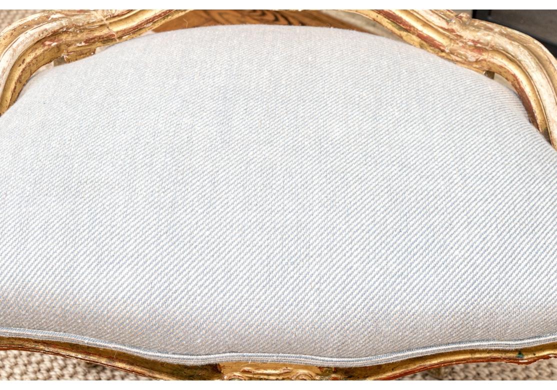 Antique French Style Upholstering Custom Upholstered Carved And Gilt Vanity Bench en vente 3