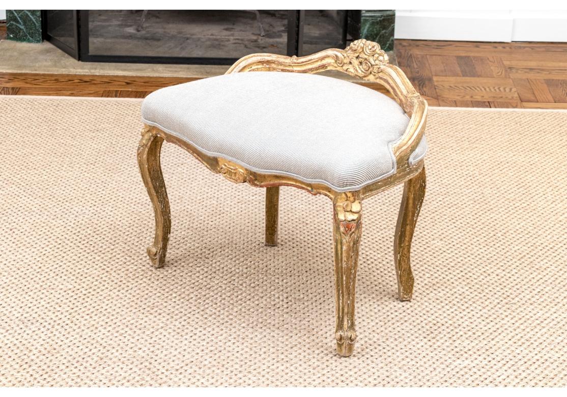 Antique French Style Upholstering Custom Upholstered Carved And Gilt Vanity Bench en vente 4