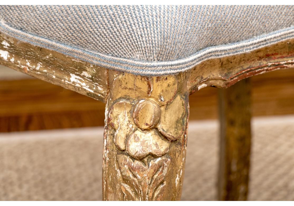 Antique French Style Upholstering Custom Upholstered Carved And Gilt Vanity Bench en vente 5