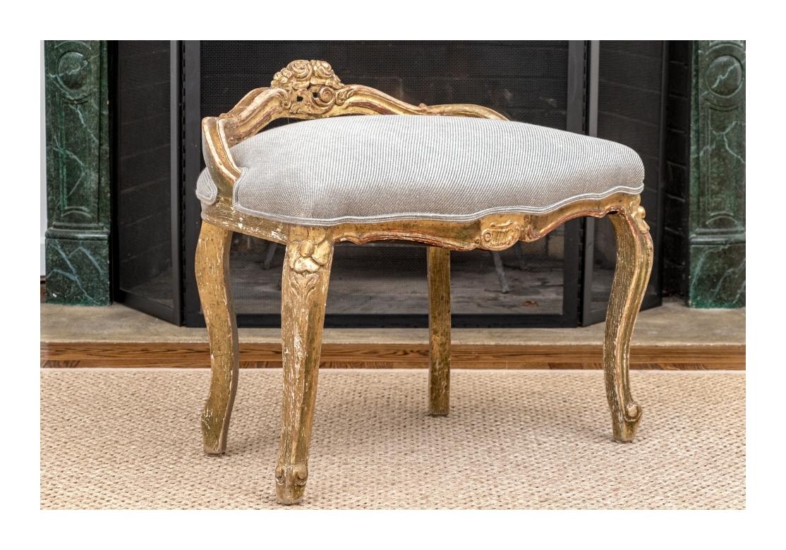 Antique French Style Upholstering Custom Upholstered Carved And Gilt Vanity Bench en vente 6