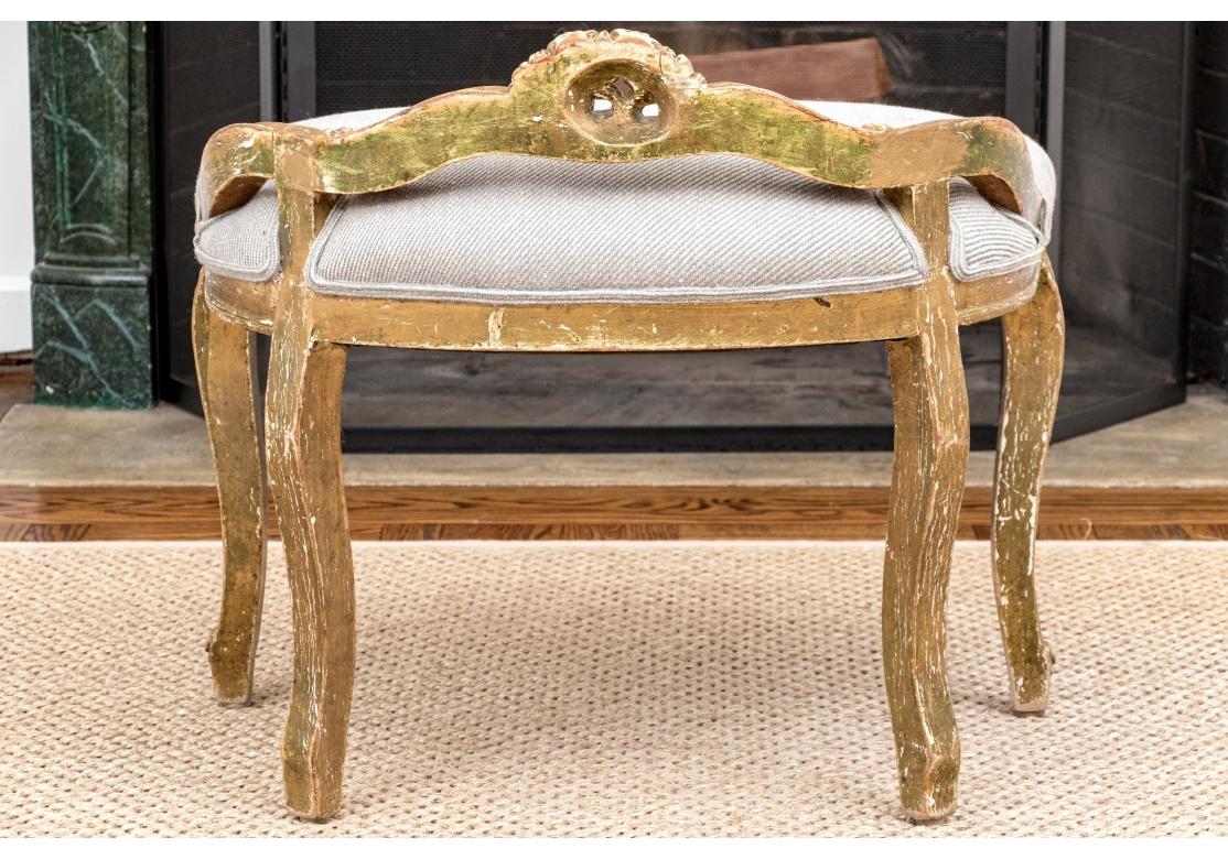 Antique French Style Upholstering Custom Upholstered Carved And Gilt Vanity Bench Abîmé - En vente à Bridgeport, CT