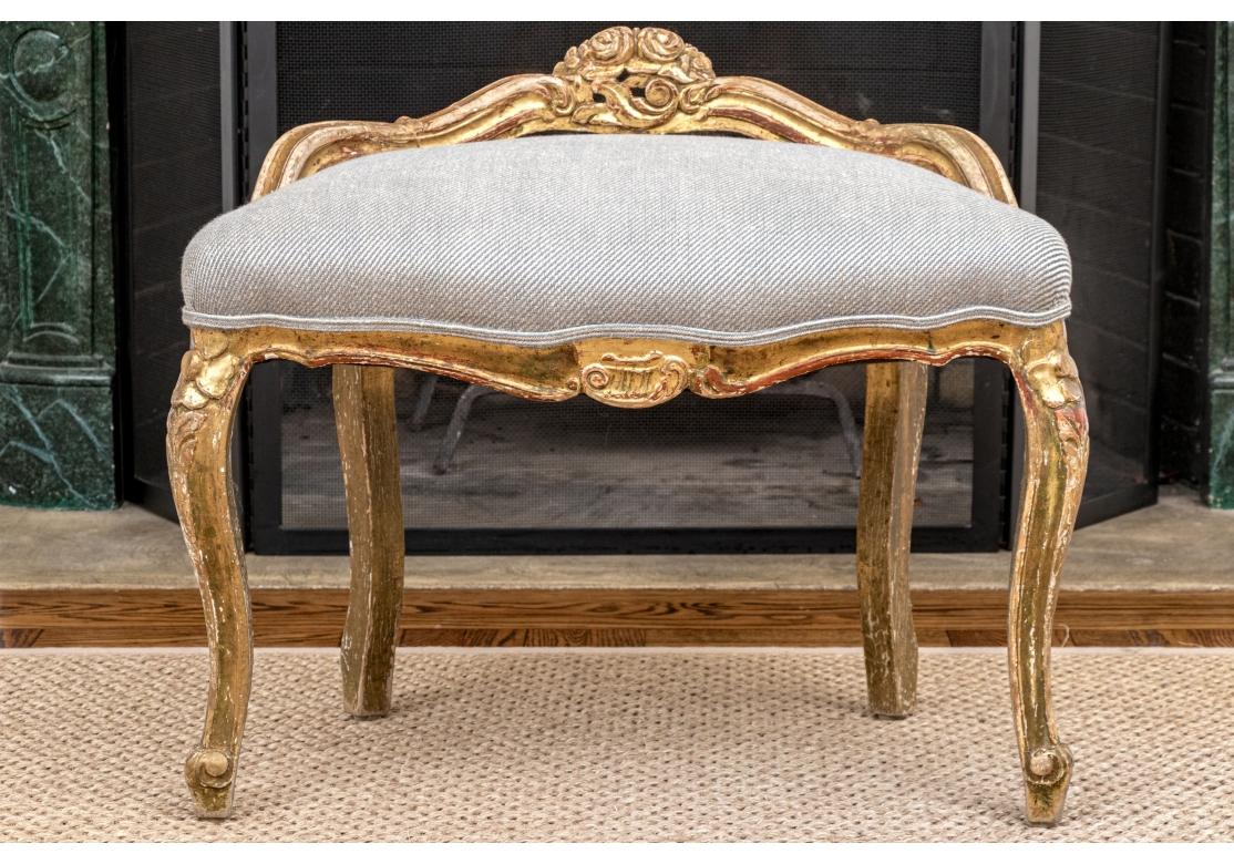 Tissu Antique French Style Upholstering Custom Upholstered Carved And Gilt Vanity Bench en vente