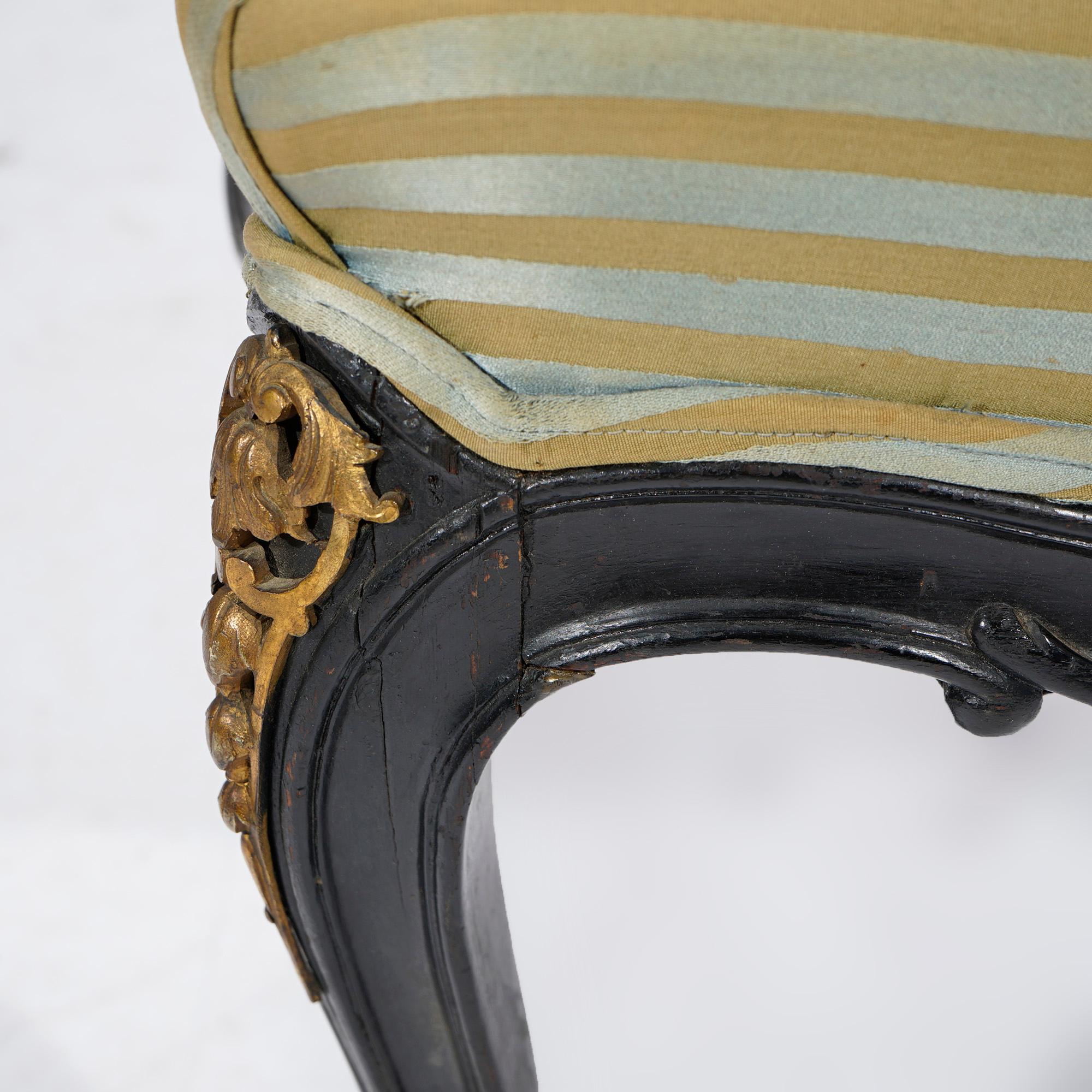 Chaises d'appoint françaises anciennes de style Louis XV en bois sculpté et bronze doré du XXe siècle en vente 6