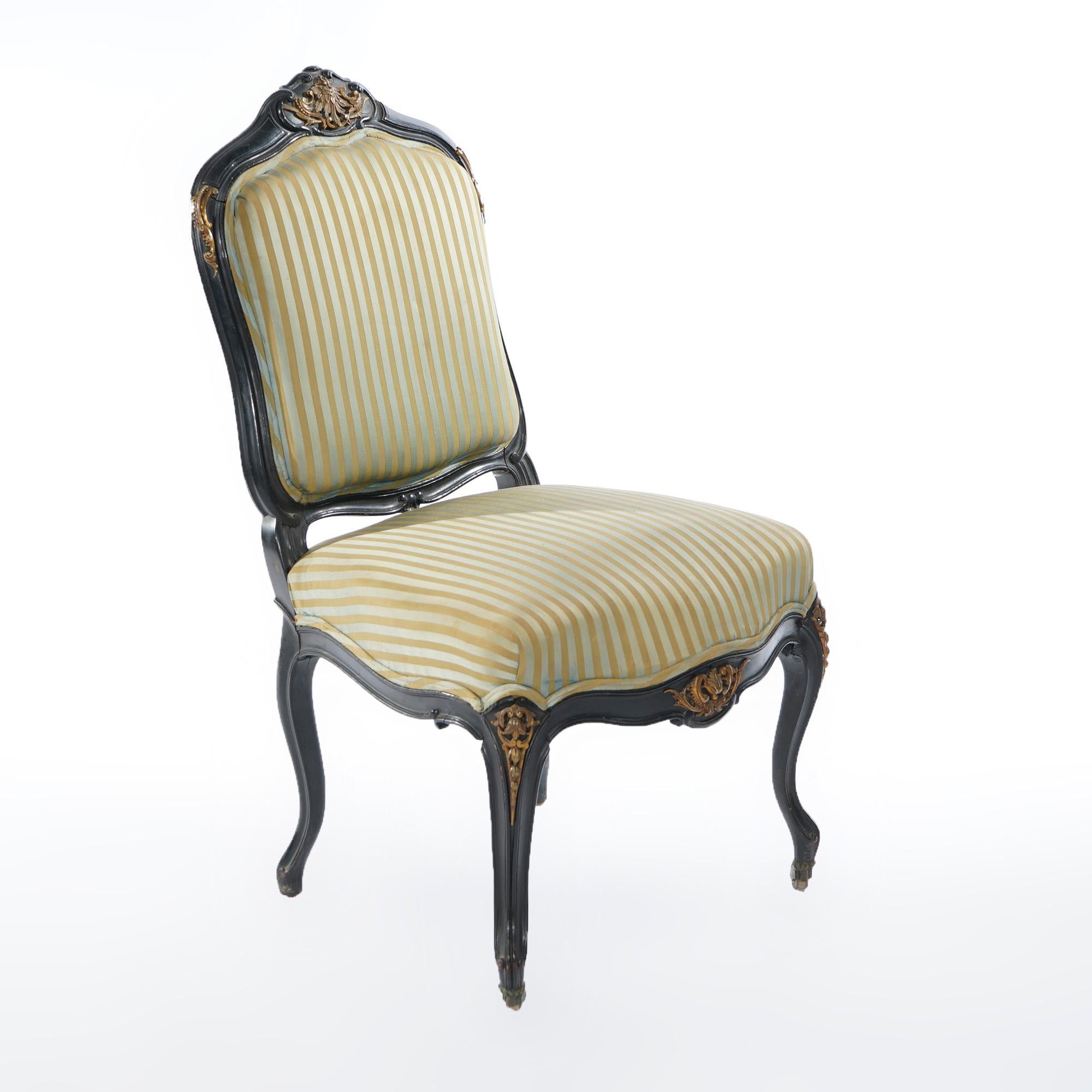 Antike Französisch Louis XV Stil Ebonized geschnitztem Holz & Ormolu Side Chairs 20thC (Gegossen) im Angebot