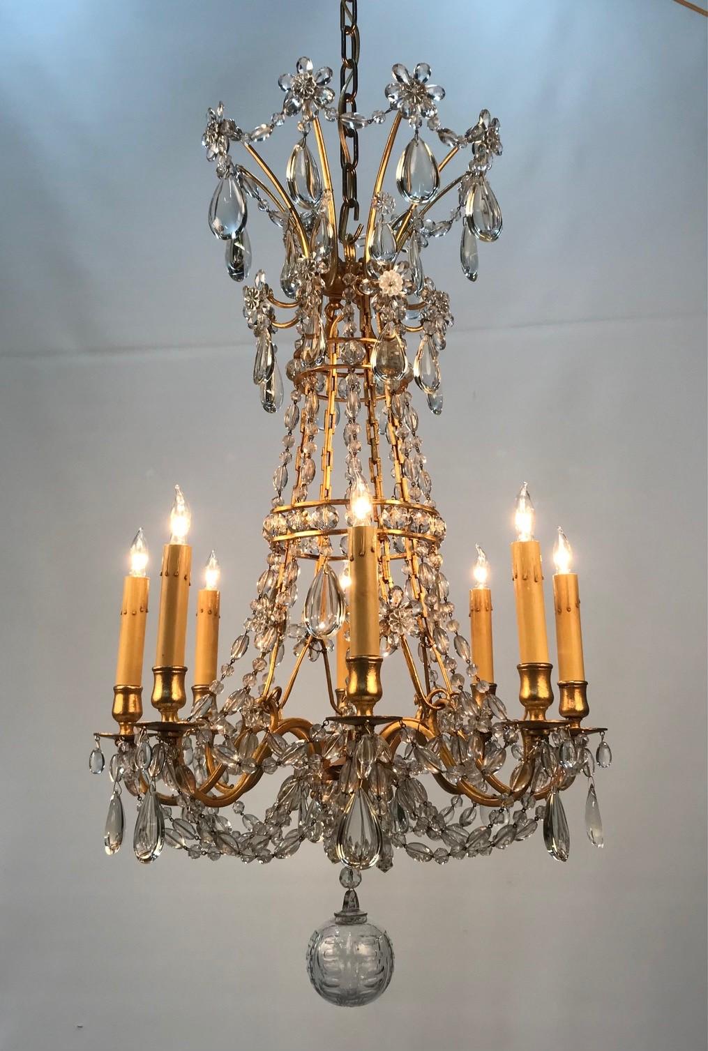 Français Lustre français ancien à huit lumières de style Louis XV en bronze doré et cristal en vente