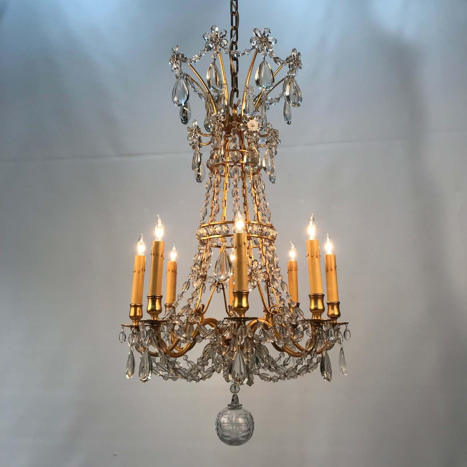 Fait main Lustre français ancien à huit lumières de style Louis XV en bronze doré et cristal en vente