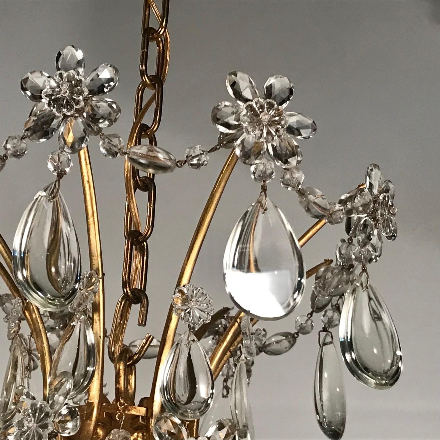 Lustre français ancien à huit lumières de style Louis XV en bronze doré et cristal Bon état - En vente à Montreal, QC