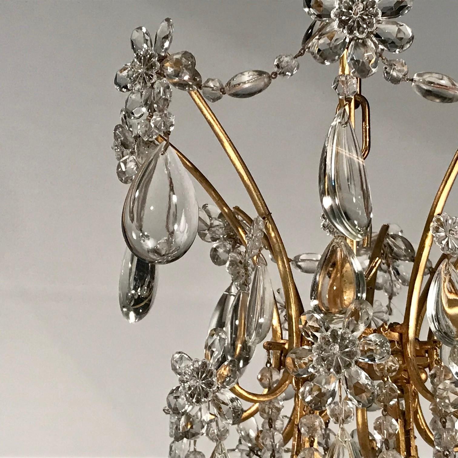 20ième siècle Lustre français ancien à huit lumières de style Louis XV en bronze doré et cristal en vente