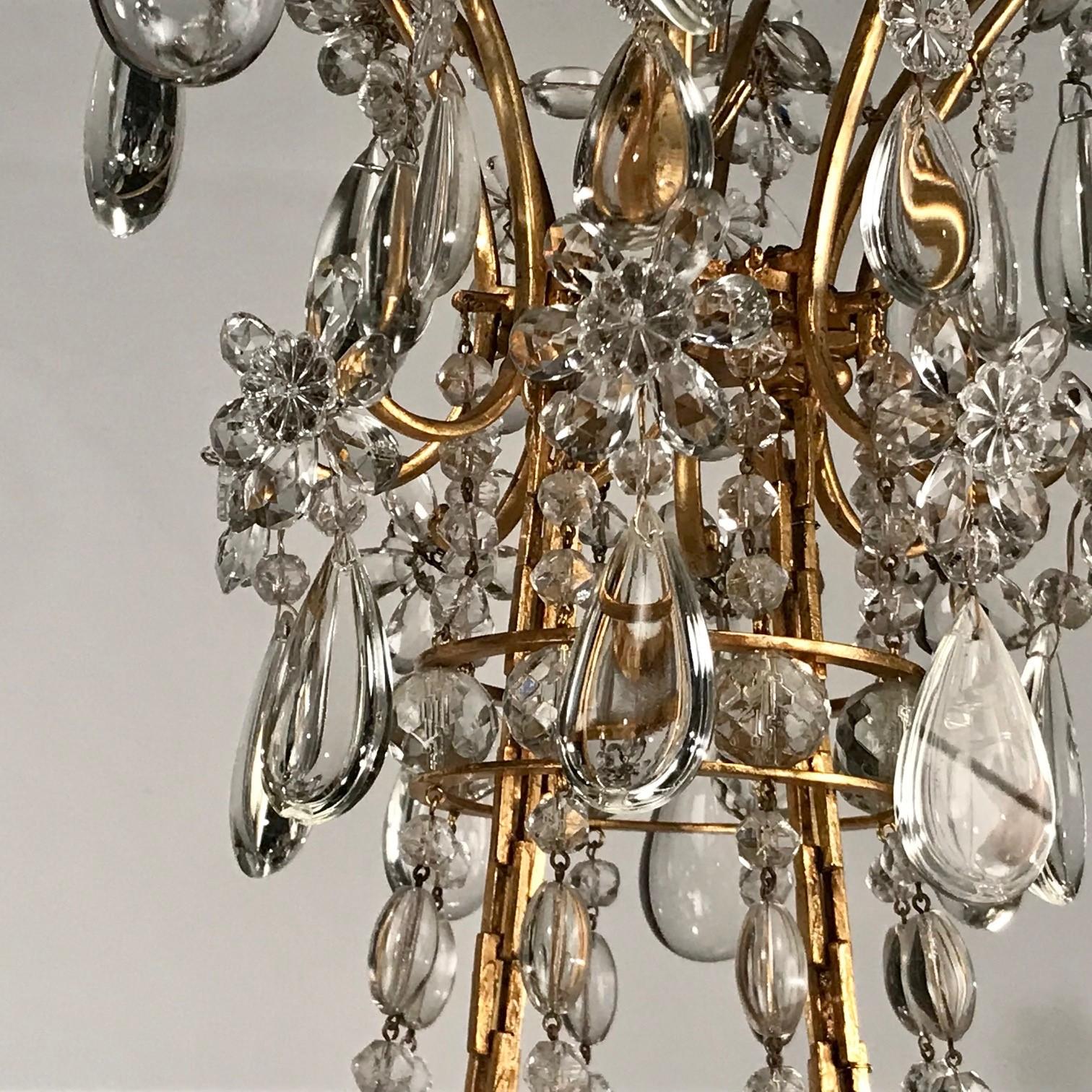 Bronze Lustre français ancien à huit lumières de style Louis XV en bronze doré et cristal en vente