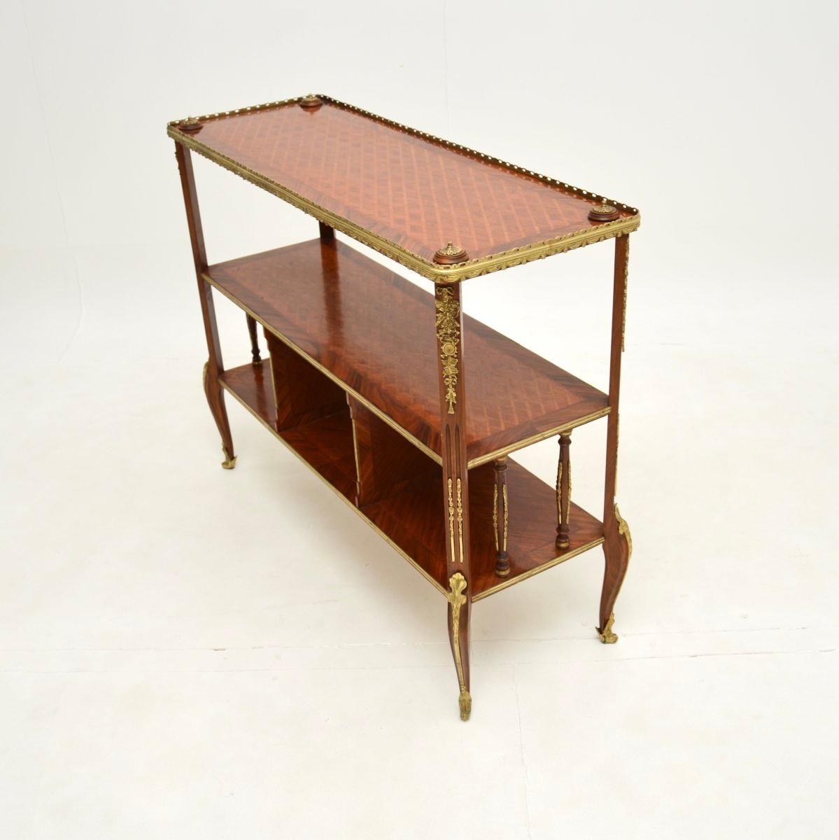 Ancienne étagère française de style Louis XV Bon état - En vente à London, GB