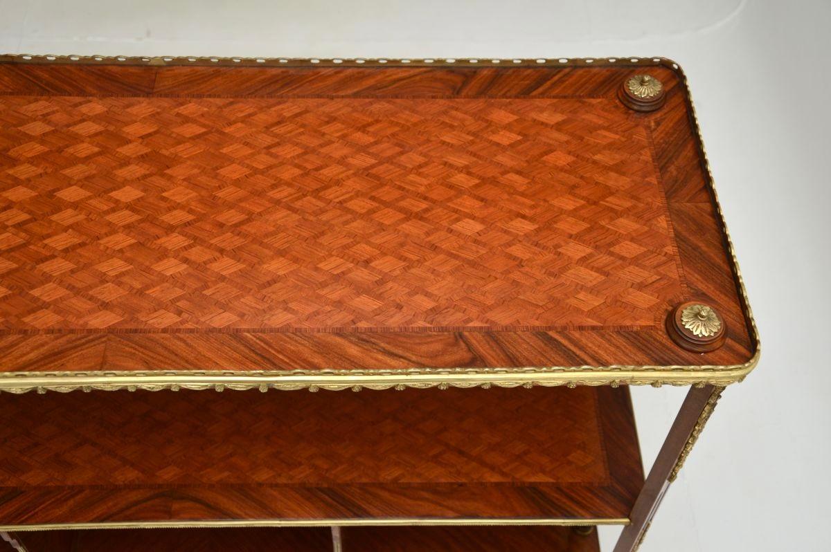 Laiton Ancienne étagère française de style Louis XV en vente