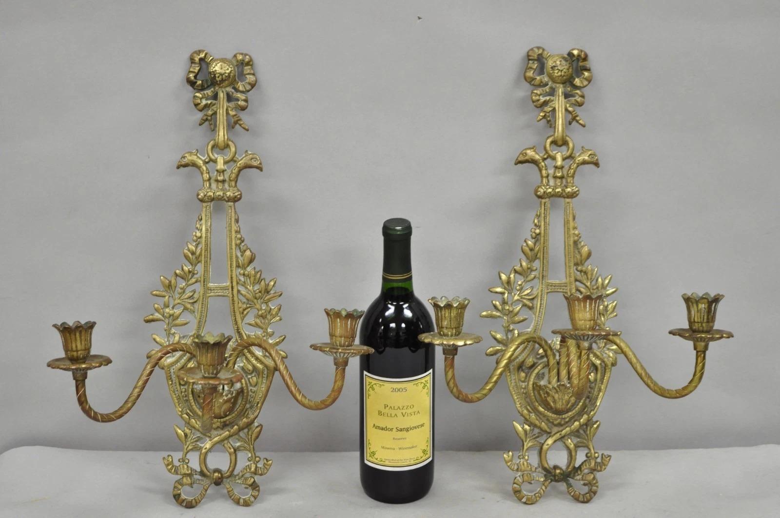Antique French Louis XV Style Figural Bronze Candle Holder 3 Arm Candelabra Wall Sconces - a Pair. Circa all'inizio del XX secolo. Misure: 18