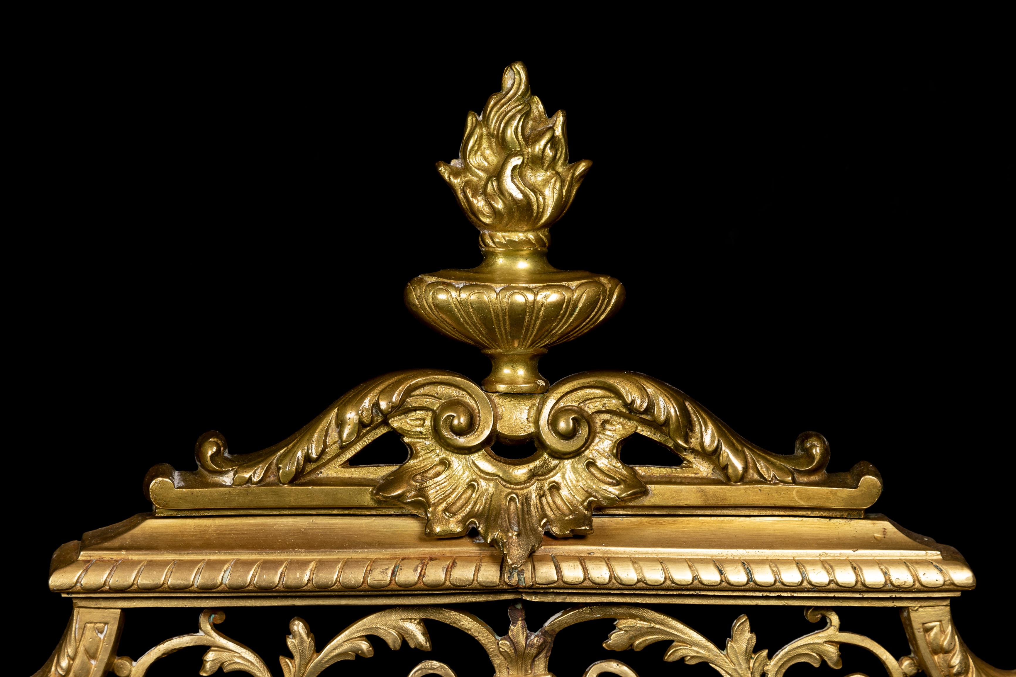 Antique French Louis XV Style Figural Gilt Bronze Chimenea Luis XV en venta