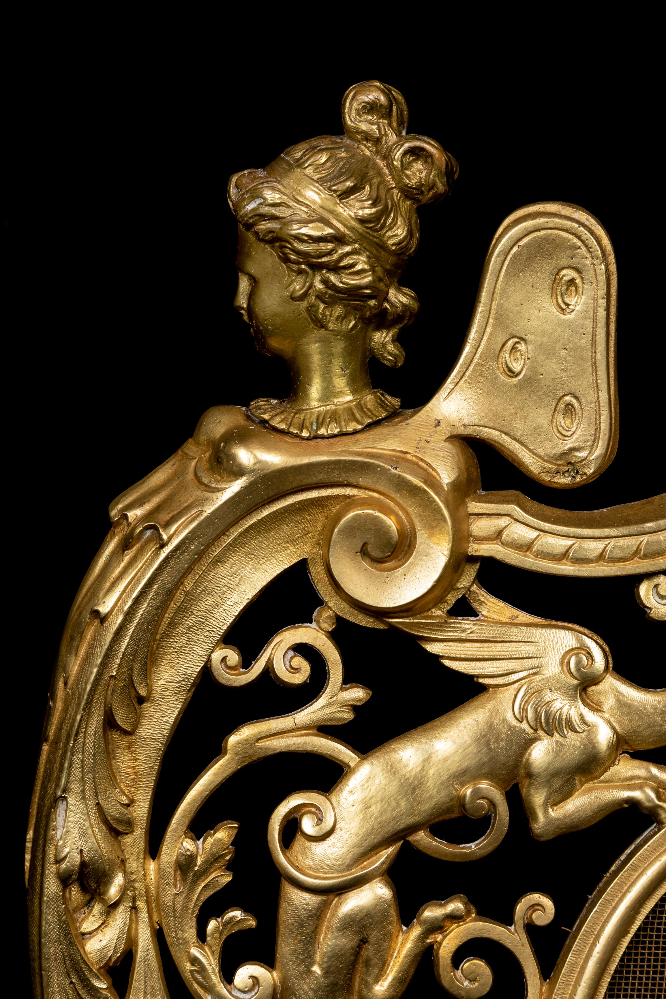 Antique French Louis XV Style Figural Gilt Bronze Chimenea Francés en venta
