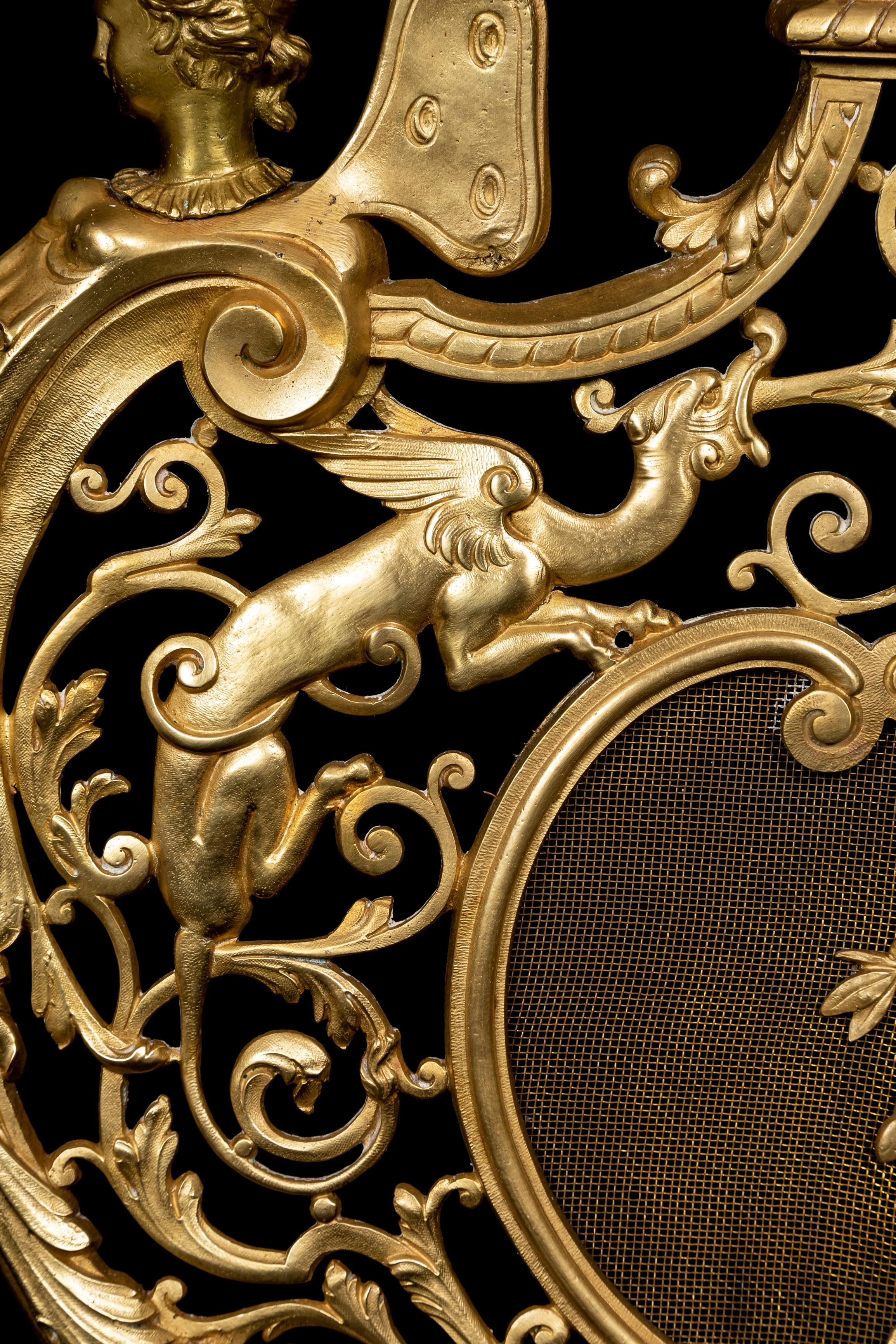 Antique French Louis XV Style Figural Gilt Bronze Chimenea Dorado en venta
