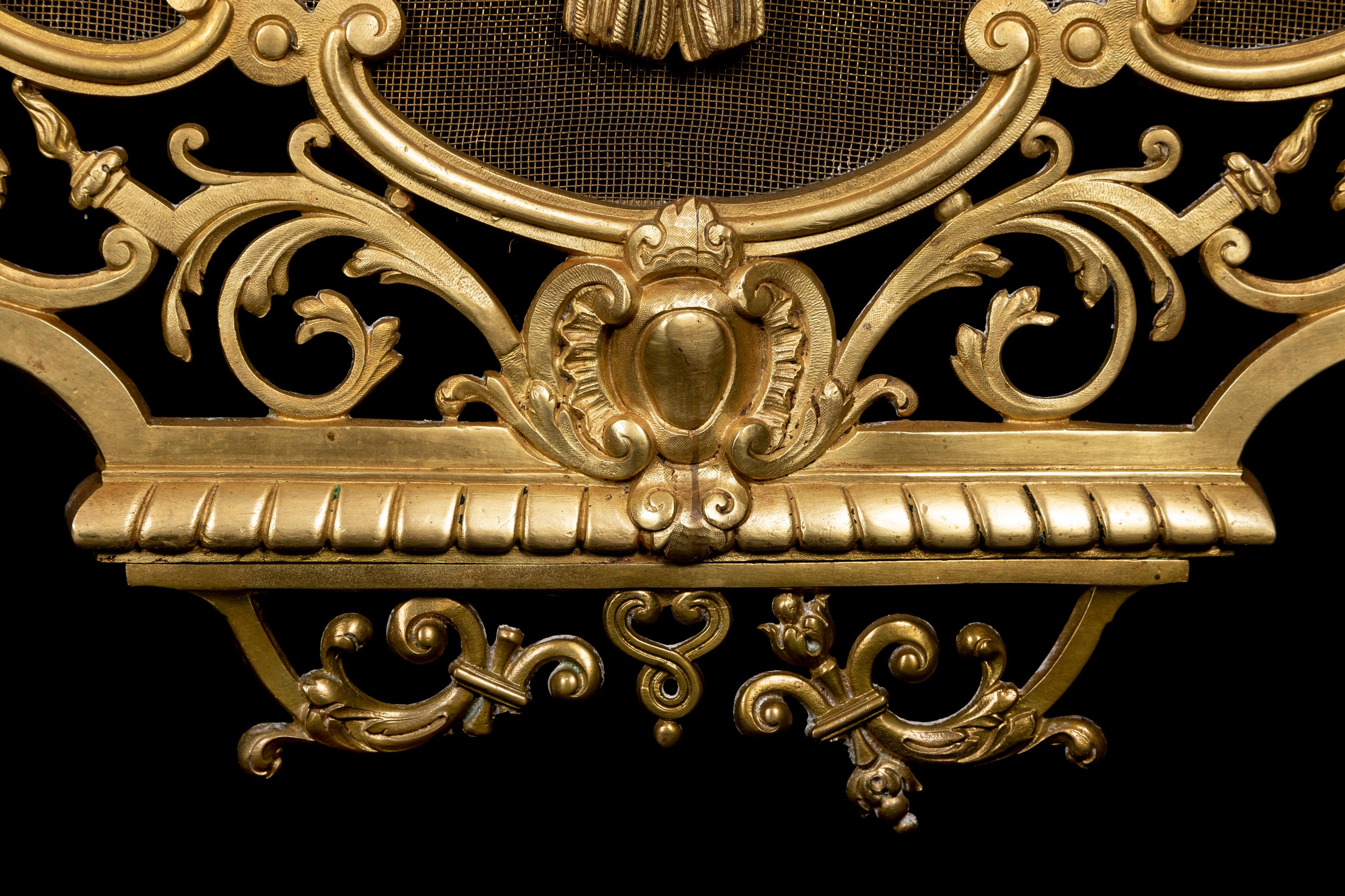 Antique French Louis XV Style Figural Gilt Bronze Chimenea en Bueno estado para la venta en New York, NY