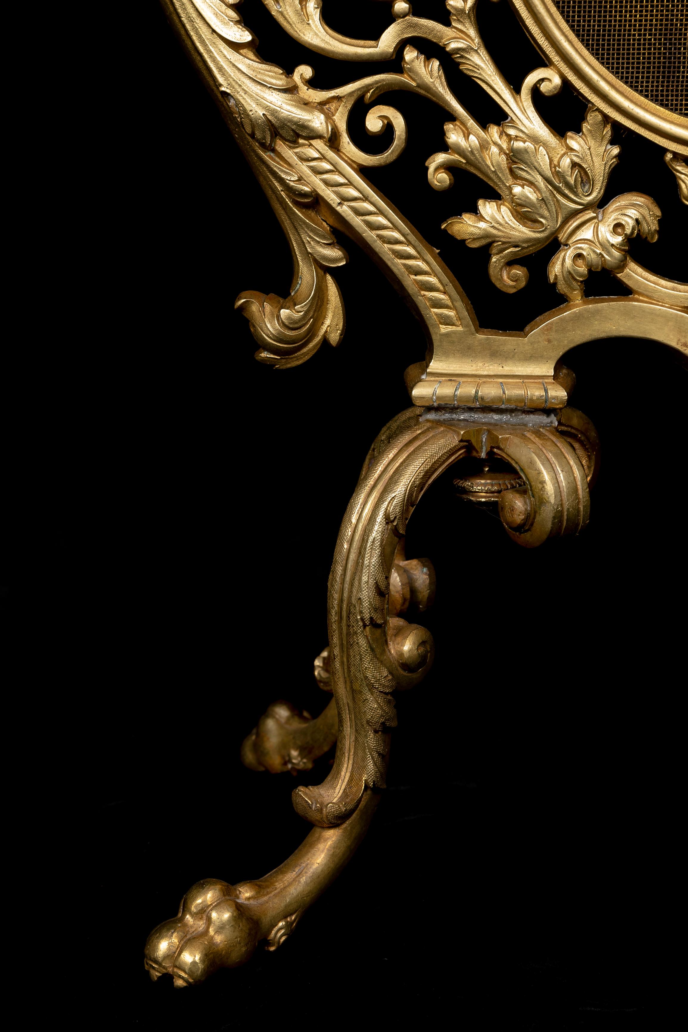 Antique French Louis XV Style Figural Gilt Bronze Chimenea siglo XX en venta