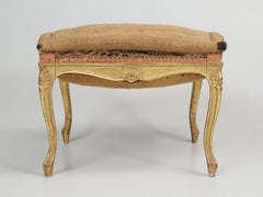Antique French Louis XV Style Foot Stool, Ottoman Finitura originale dorata ad acqua