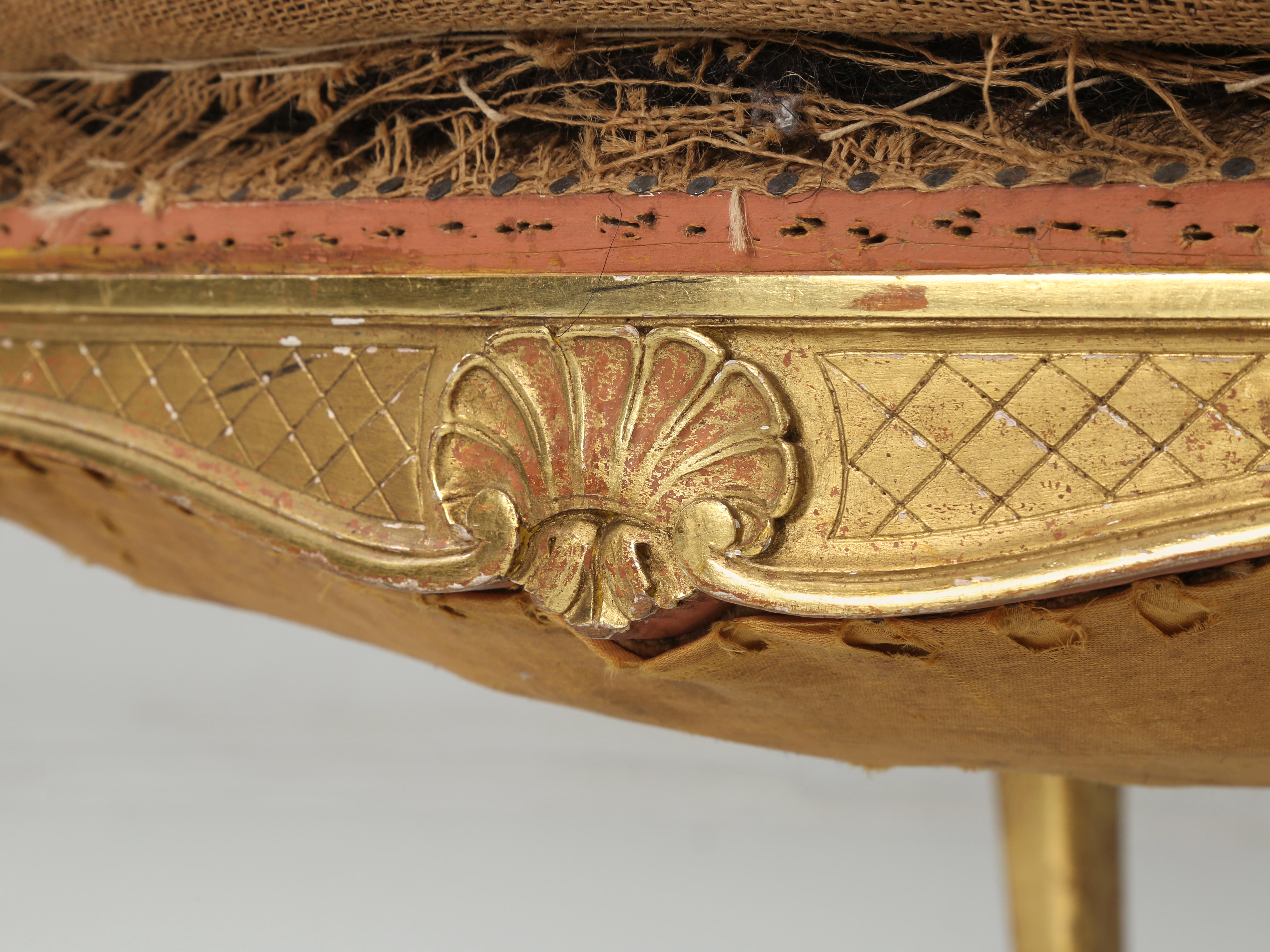 Tissu d'ameublement Tabouret ancien sur pied de style Louis XV français, finition d'origine dorée à l'eau  en vente