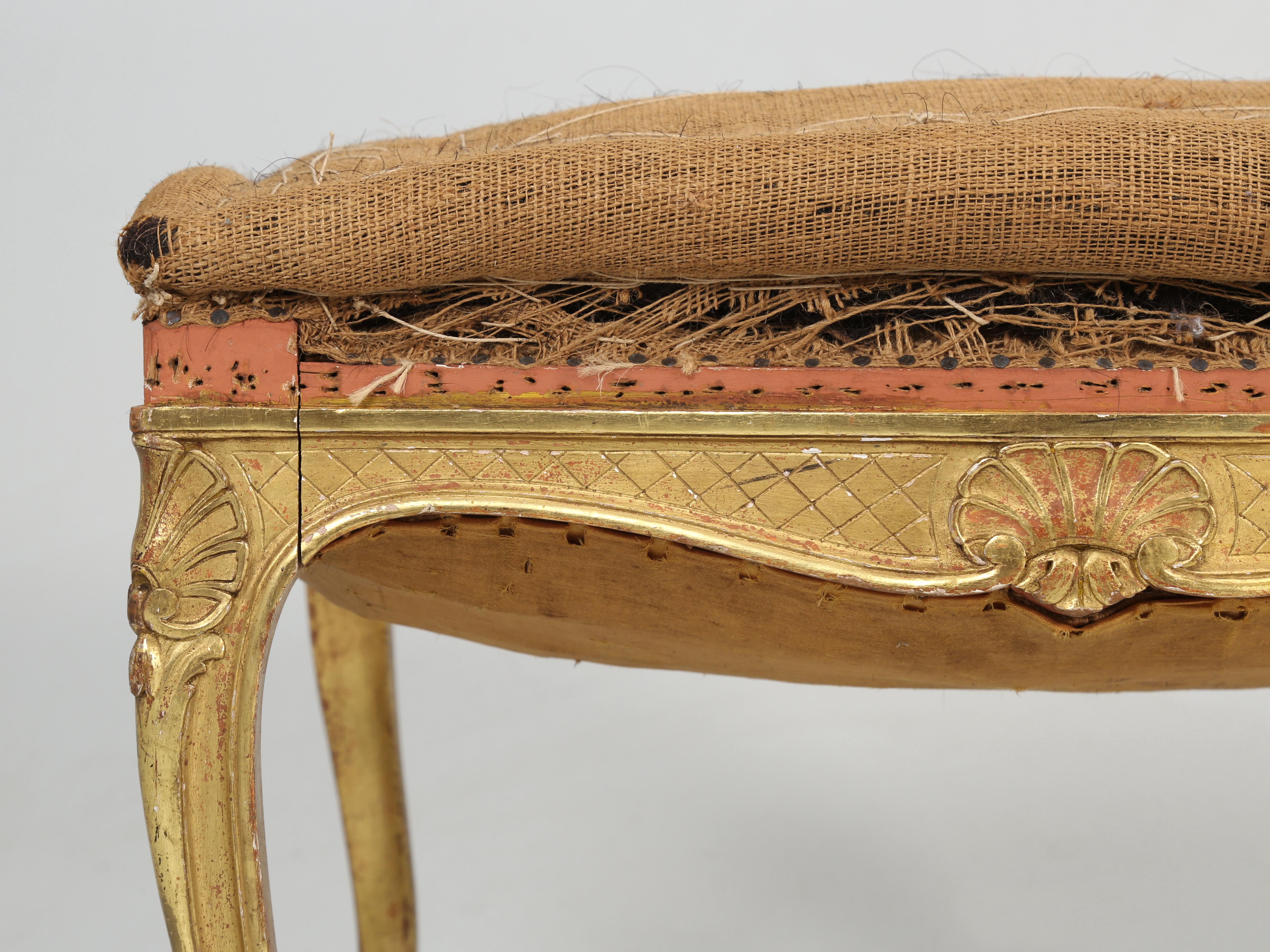 Tabouret ancien sur pied de style Louis XV français, finition d'origine dorée à l'eau  en vente 1