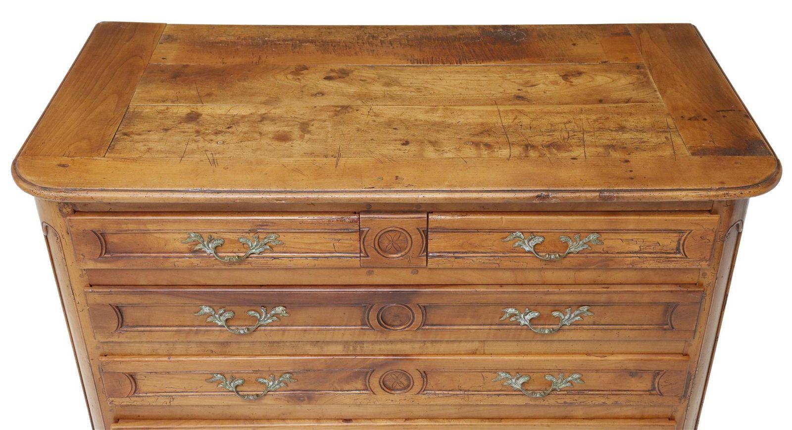 Ancienne commode française de style Louis XV à cinq tiroirs en bois fruitier Bon état - En vente à Sheridan, CO