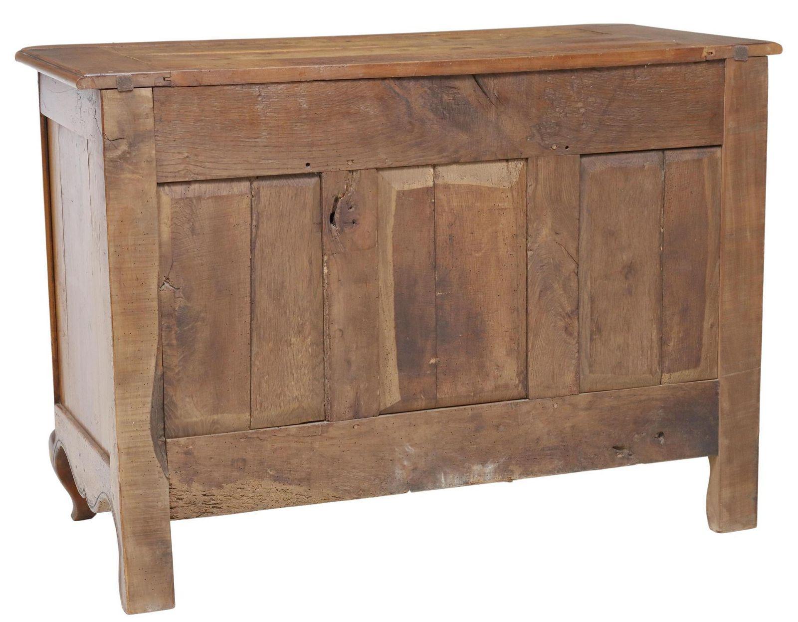 Fer Ancienne commode française de style Louis XV à cinq tiroirs en bois fruitier en vente