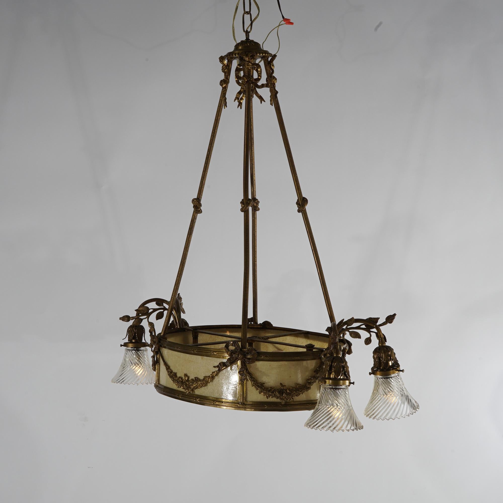 Americano Antico lampadario francese in stile Luigi XV in bronzo dorato con inserto in mica, 1930 ca. in vendita