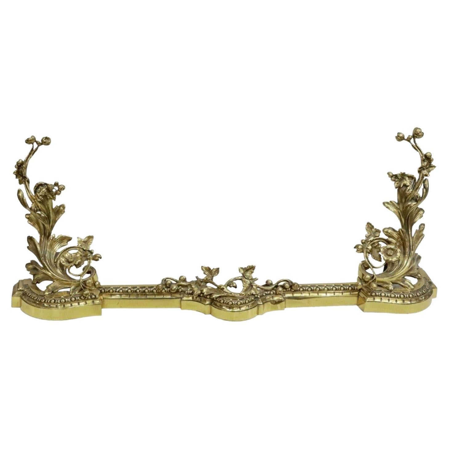 Antiker französischer Feuerschutz aus vergoldeter Bronze im Louis-XV-Stil mit Chenets 