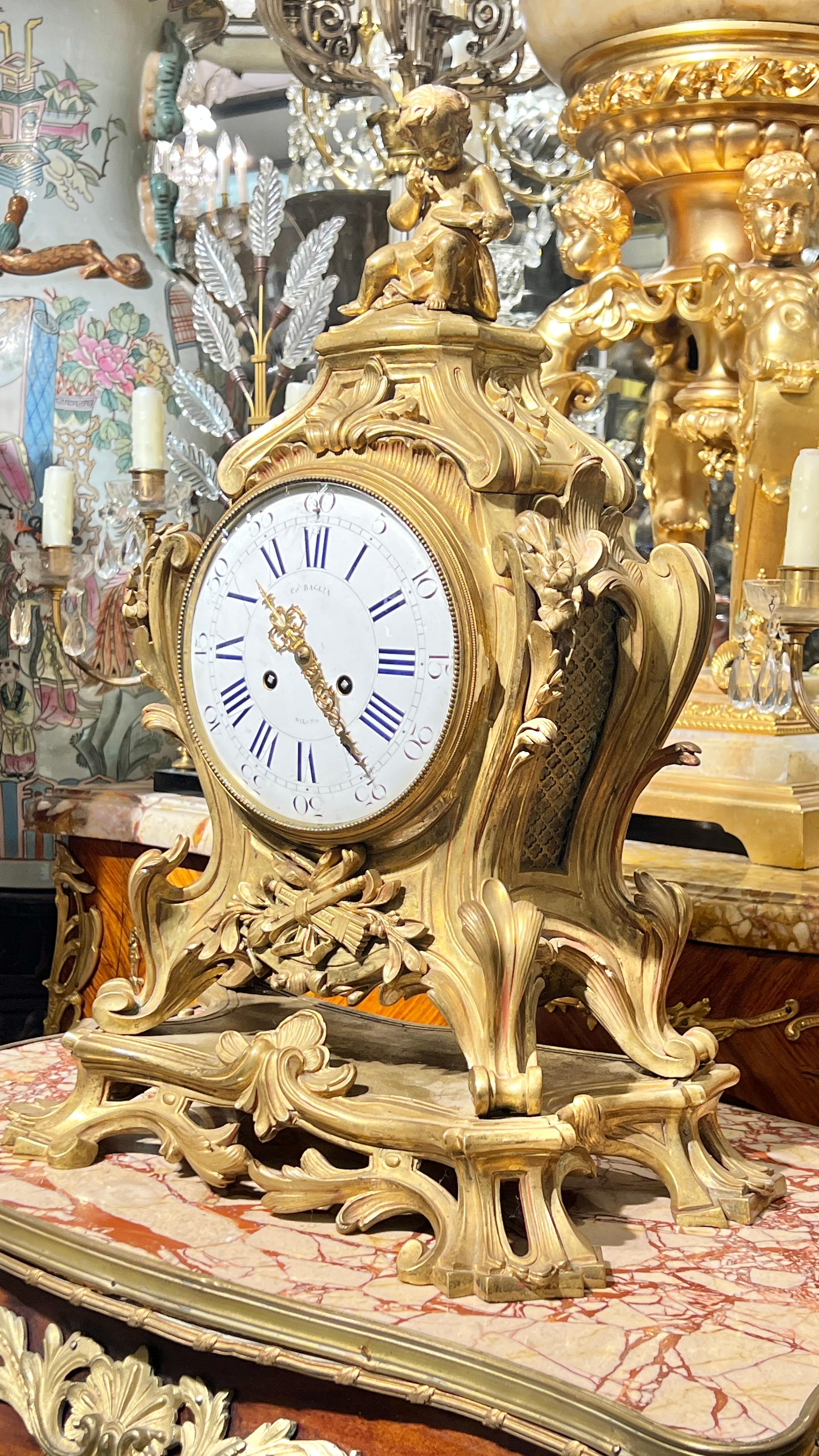 Antique French Louis XV Style Gilt Bronze Mantel Clock In Good Condition For Sale In New York, NY
