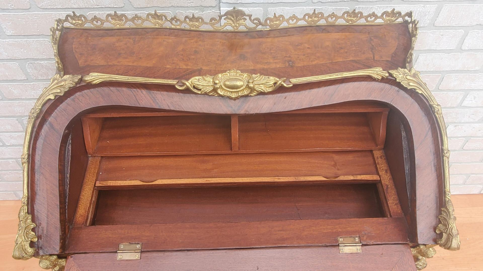Antique French Louis XV Style Gilt Bronze Mounted Bureau De Pente Writing Desk In condizioni buone in vendita a Chicago, IL