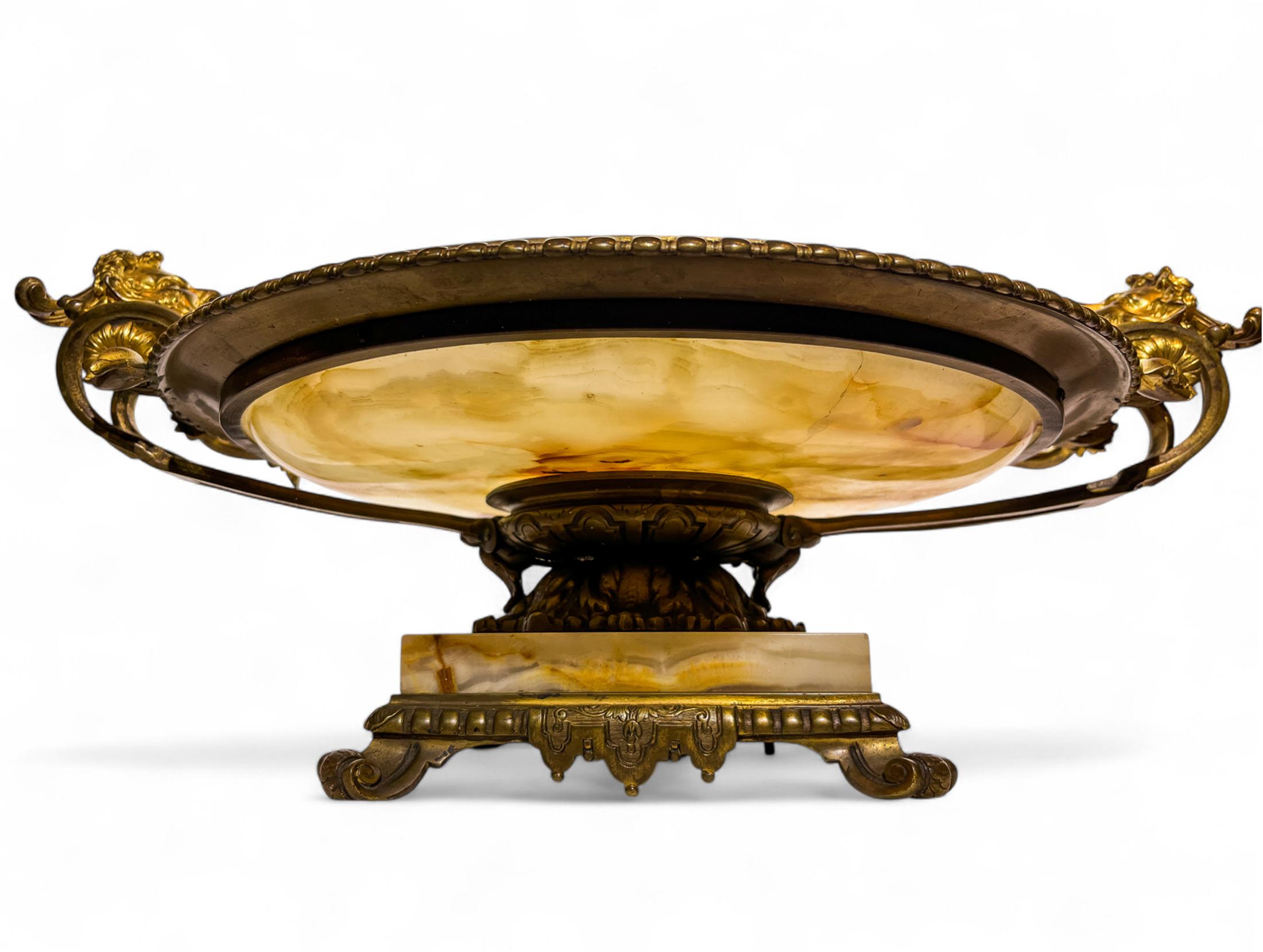 Antique French Louis XV Stil vergoldet-Bronze montiert Onyx Tafelaufsatz Dish (Louis XV.) im Angebot