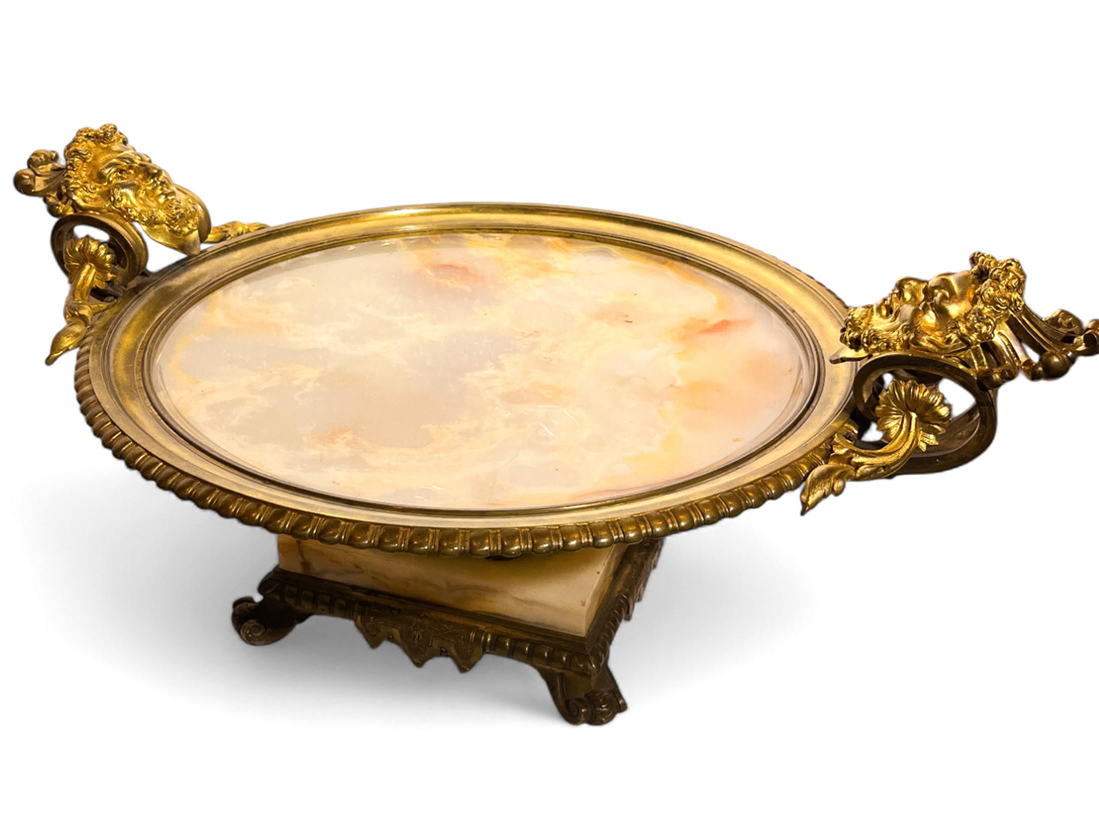 Antique French Louis XV Stil vergoldet-Bronze montiert Onyx Tafelaufsatz Dish im Zustand „Gut“ im Angebot in New York, NY