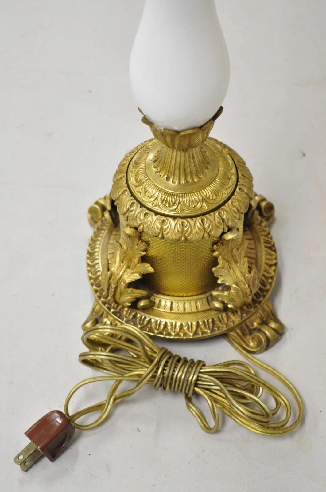 Lampe de table ancienne de style Louis XV en bronze doré et porcelaine en vente 4