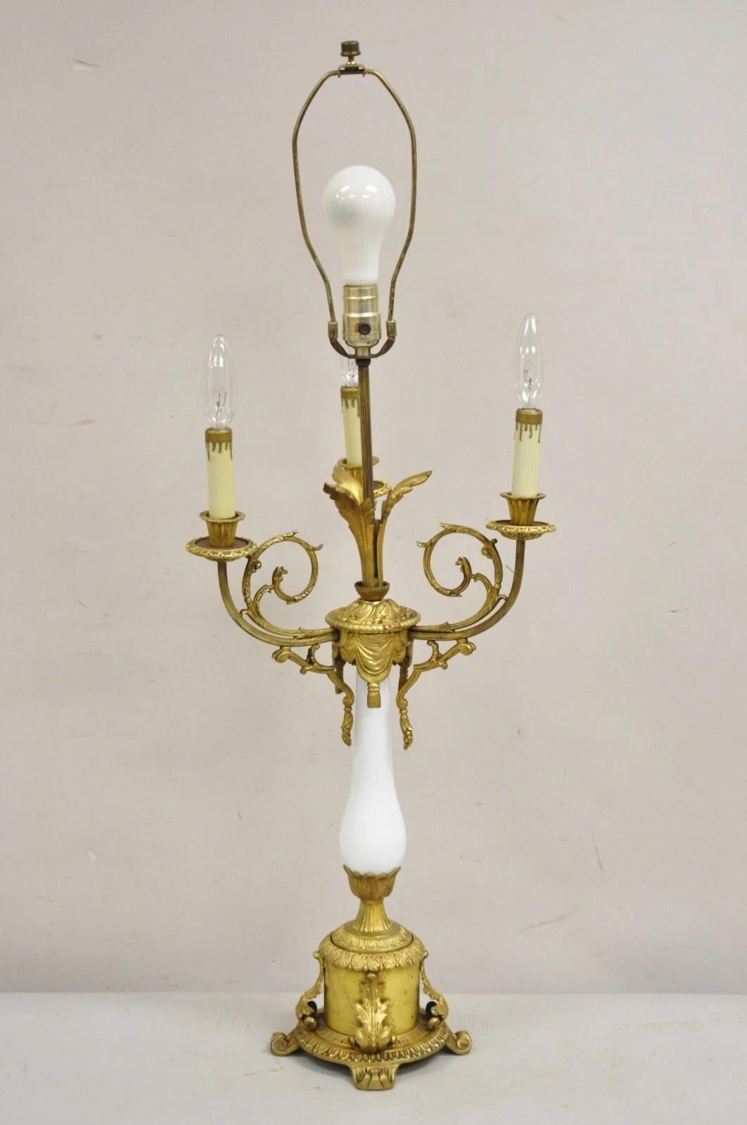 Lampe de table ancienne de style Louis XV en bronze doré et porcelaine en vente 5