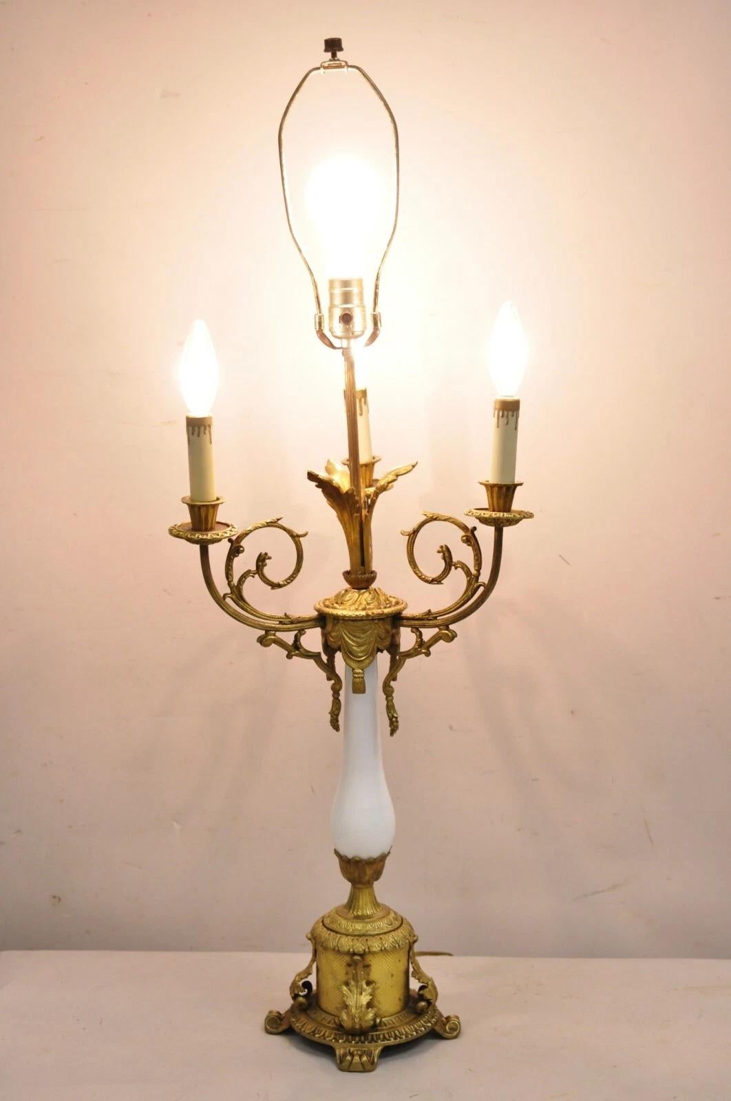 Lampe de table antique en bronze doré et porcelaine de style Louis XV avec différents réglages de lumière. Circa Early 20th Century. Dimensions : 37