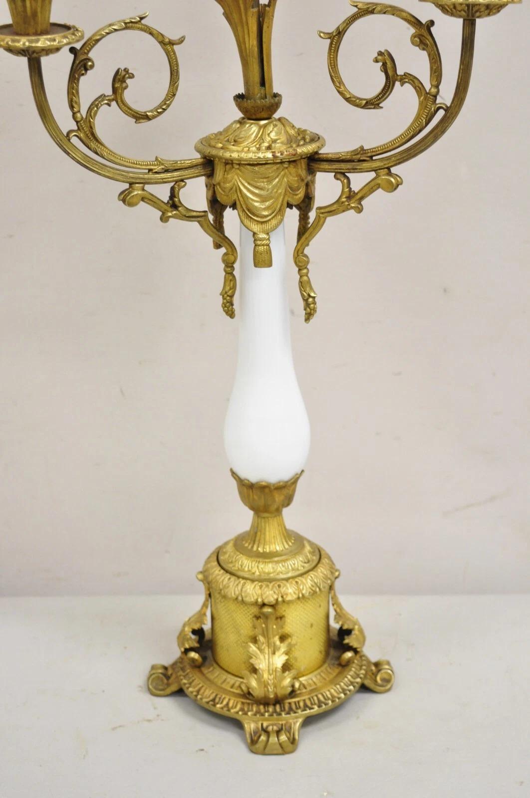 Inconnu Lampe de table ancienne de style Louis XV en bronze doré et porcelaine en vente