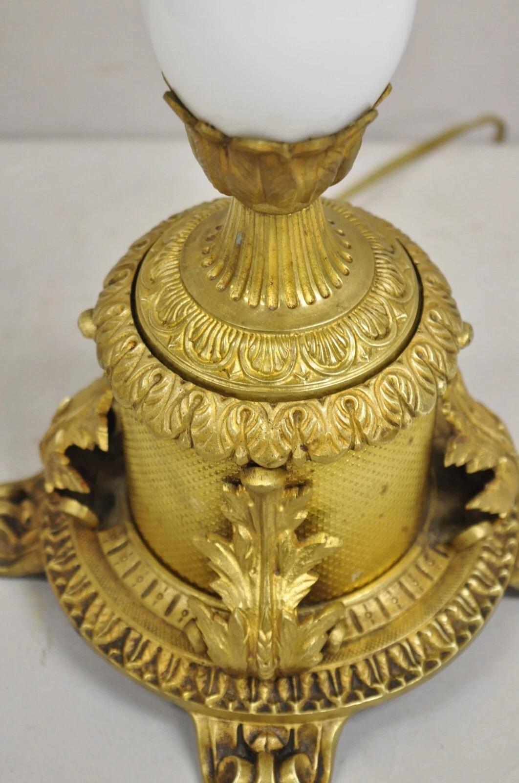 20ième siècle Lampe de table ancienne de style Louis XV en bronze doré et porcelaine en vente