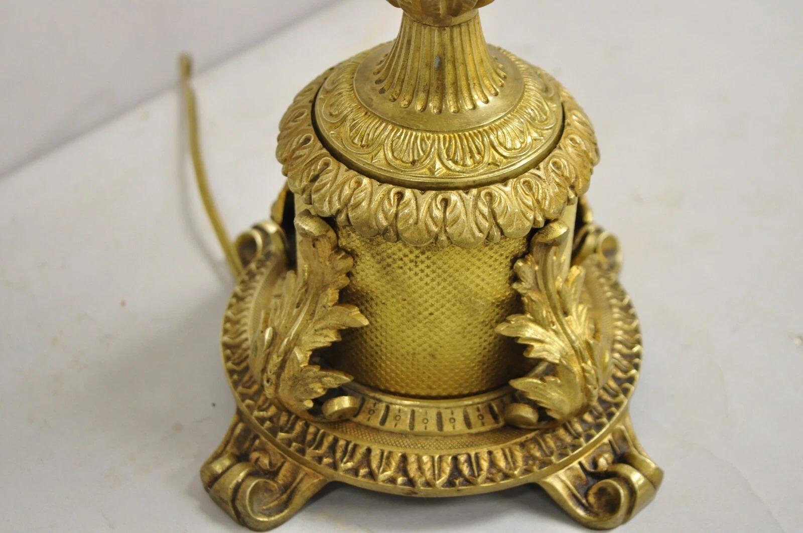 Bronze Lampe de table ancienne de style Louis XV en bronze doré et porcelaine en vente