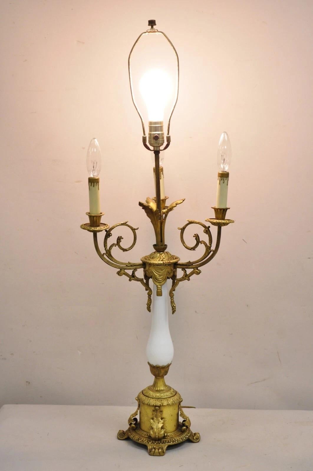 Lampe de table ancienne de style Louis XV en bronze doré et porcelaine en vente 3