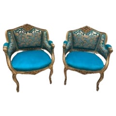 Paire de chaises françaises anciennes de style Louis XV en bois doré récemment tapissées de velours