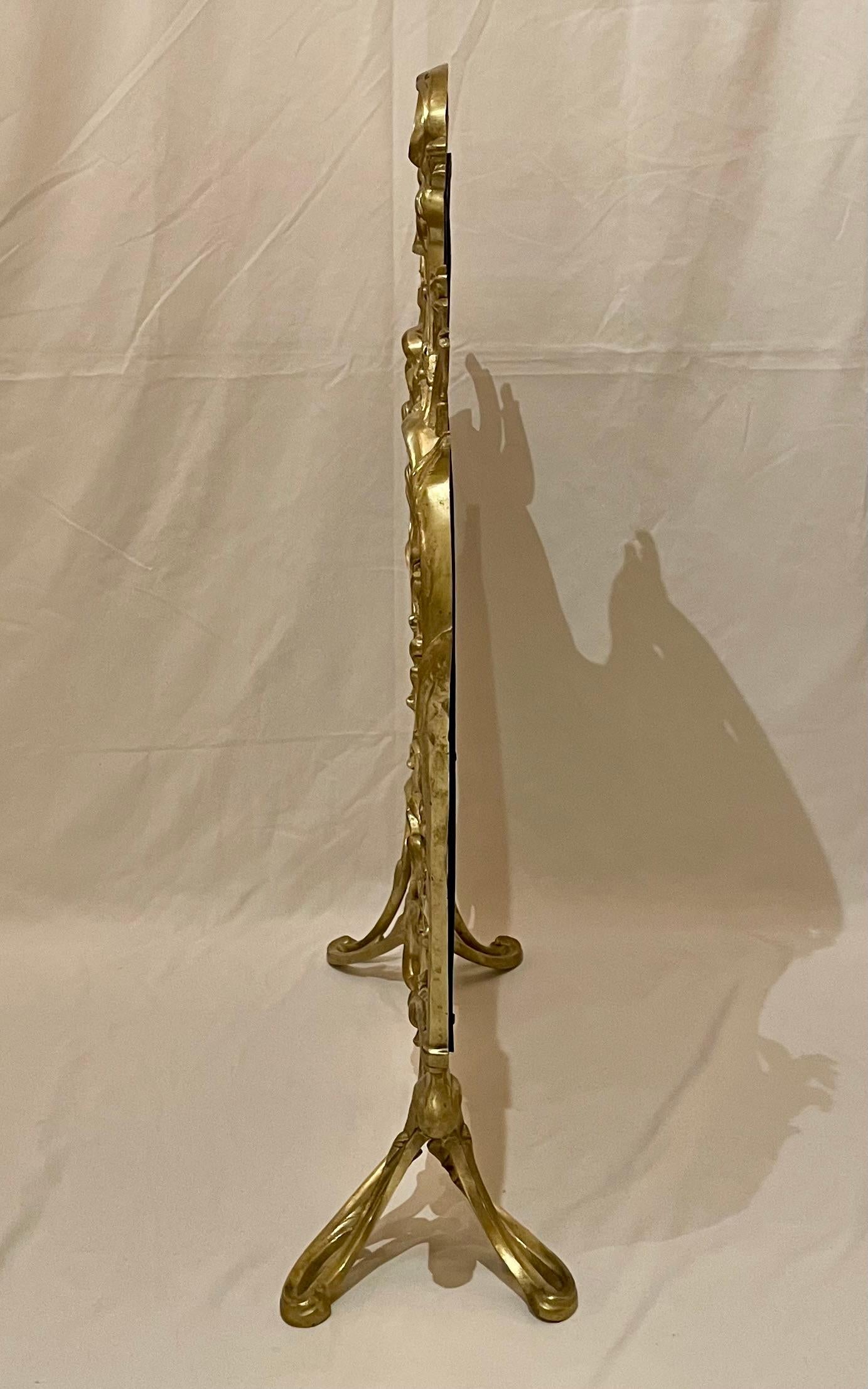Antique French Louis XV Style Gold Bronze Fire Screen, CIRCA 1890. im Zustand „Gut“ im Angebot in New Orleans, LA